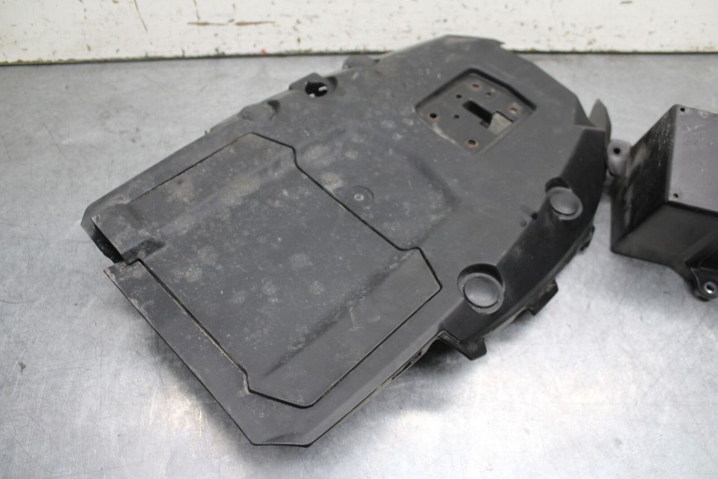 18-24 KAWASAKI NINJA 650 REAR BACK TAIL UNDERTAIL BATTERY TRAY PLASTIC BB725