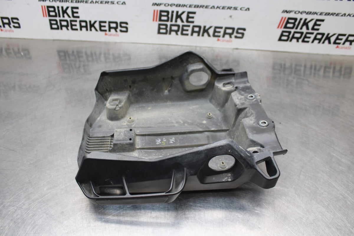 18 YAMAHA SUPER TENERE CENTER REAR BACK TAIL FAIRING COVER TRIM COWL BB832