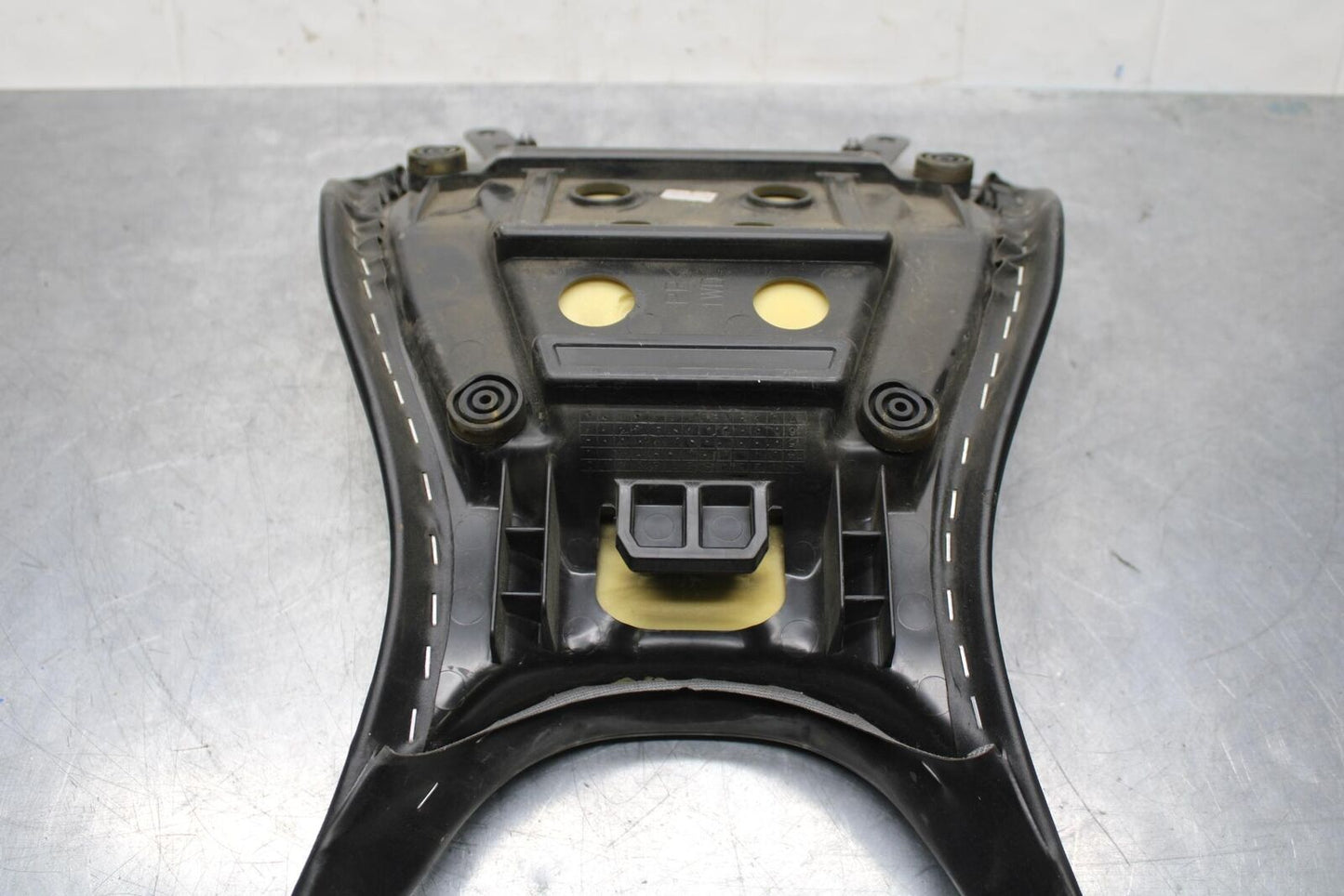 19-21 YAMAHA YZF R3 FRONT DRIVERS SEAT PAD SADDLE PILLION 1WD-F4710-02-00 BB588