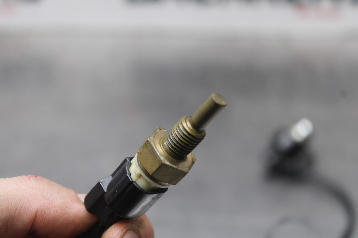 18 YAMAHA YZF R1  ENGINE MOTOR SENSOR SET PAIR BB838