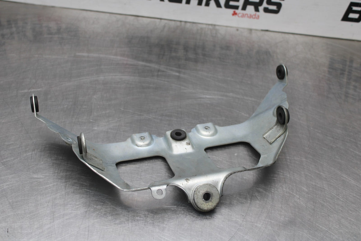 06-07 SUZUKI GSXR 600 FRONT GAS TANK FUEL FAIRING COWL COVER MOUNT BRACKET BB845