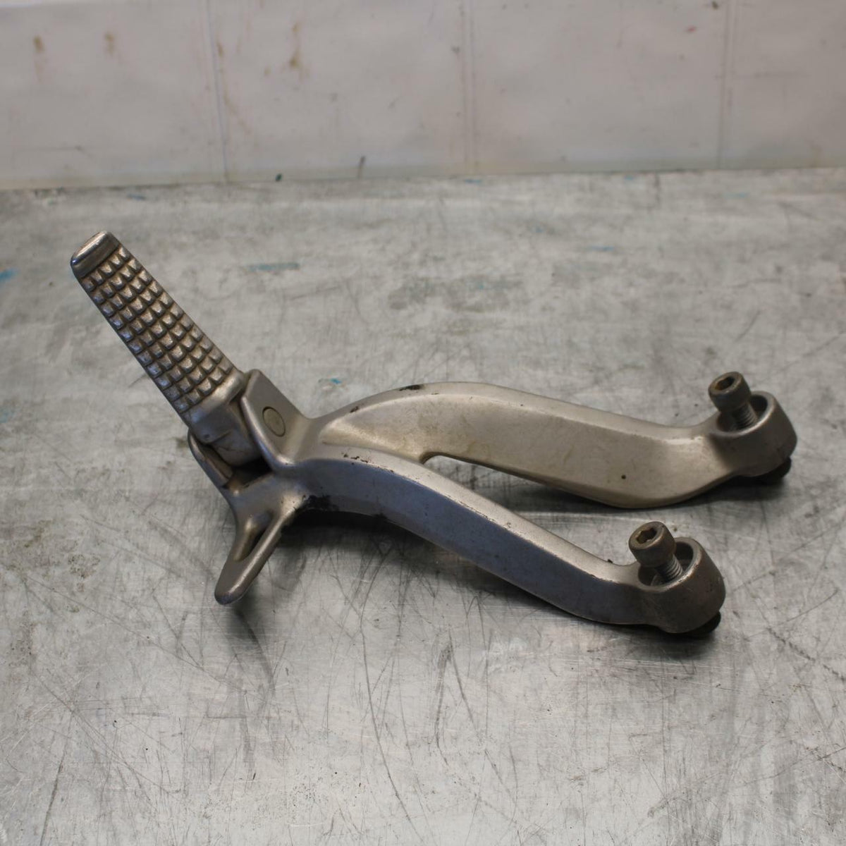01-02 SUZUKI GSXR750 LEFT REAR BACK PASSENGER PEG BB28