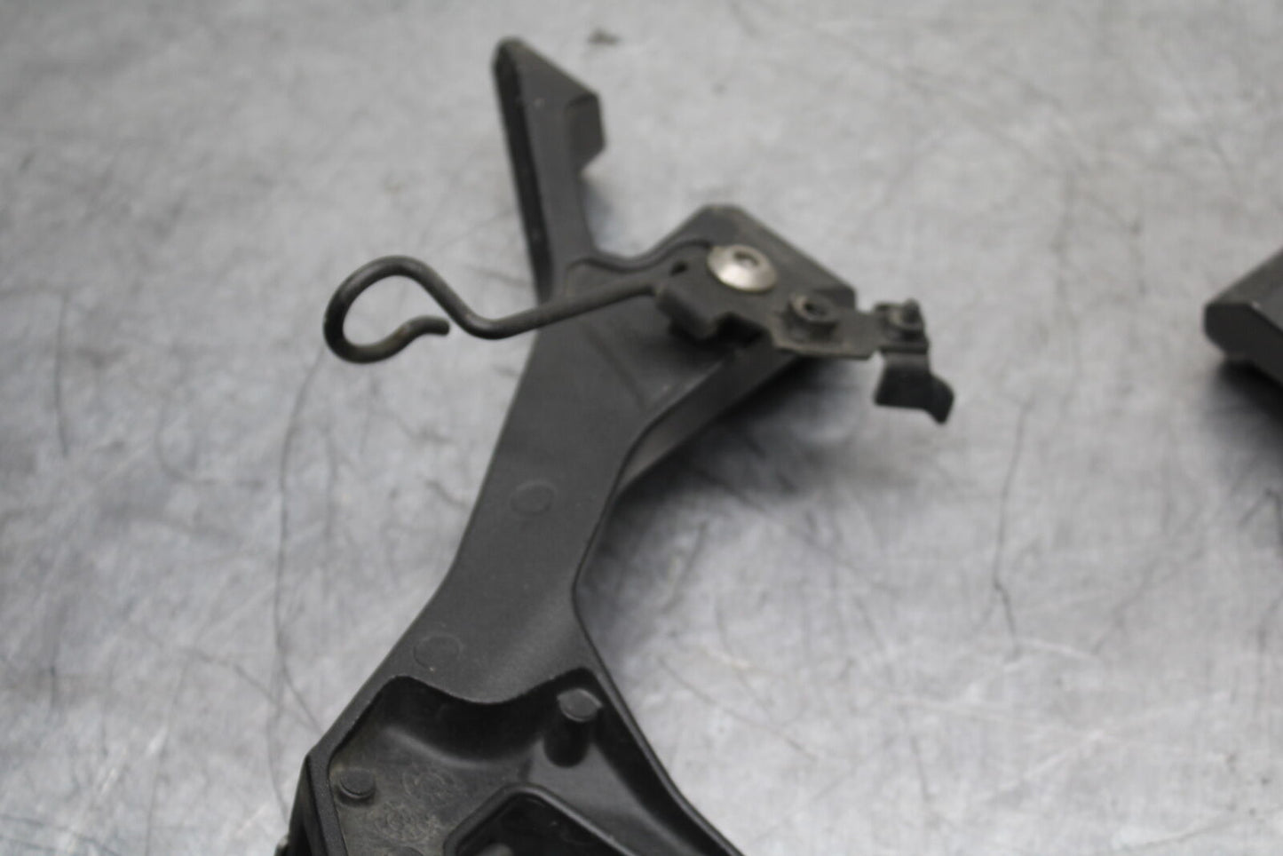 19-22 KAWASAKI Z400 REAR BACK PASSENGER PEG SET PAIR BB738