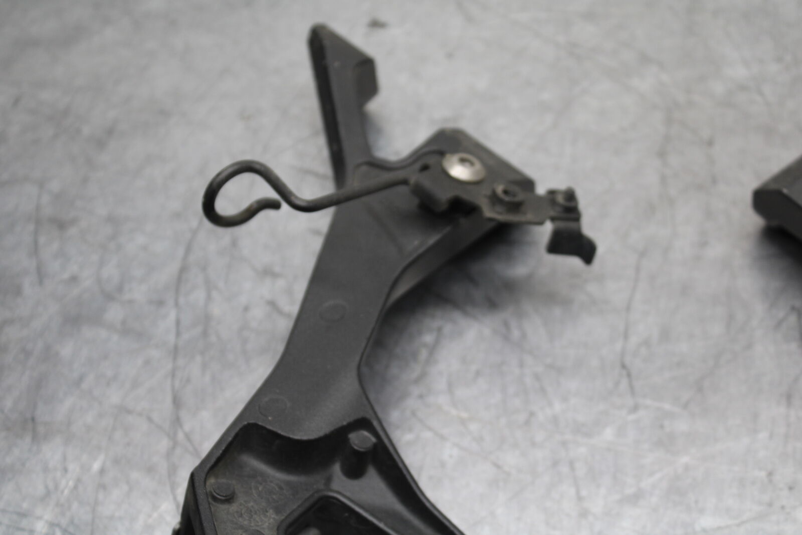 19-22 KAWASAKI Z400 REAR BACK PASSENGER PEG SET PAIR BB738