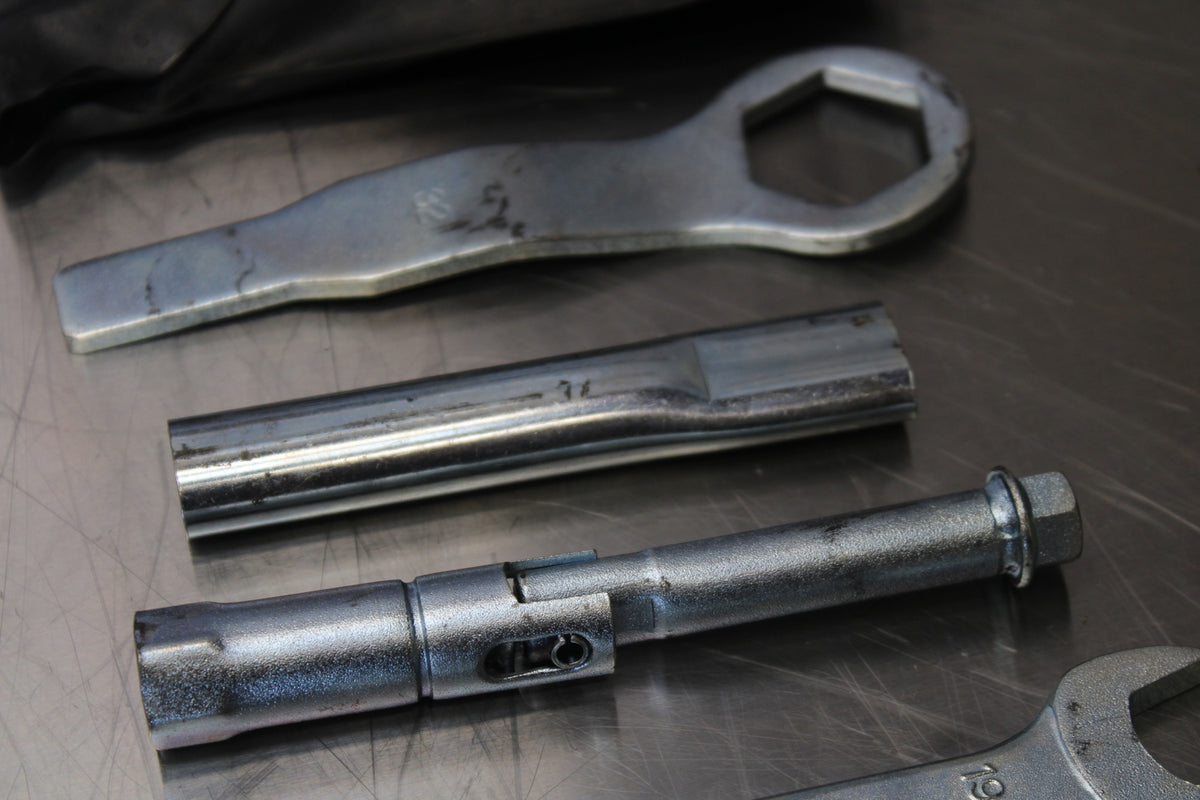 07 KAWASAKI Z1000 STOCK TOOLS OEM TOOL BAG KIT SET BB148
