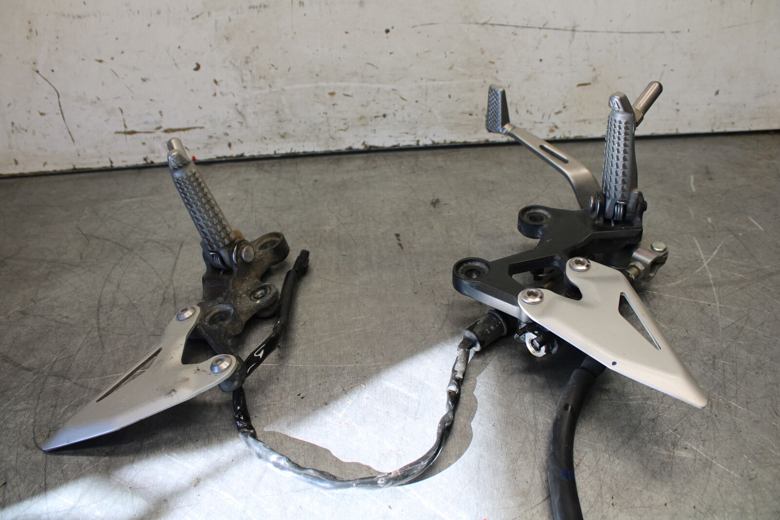 19-22 KAWASAKI Z400 RIGHT LEFT REARSETS REAR SET DRIVER FOOT PEGS  BB708