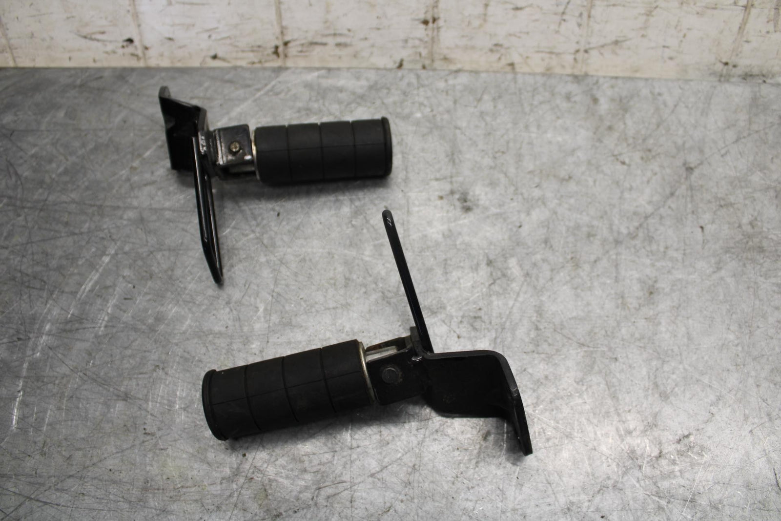 2007 Suzuki Boulevard M50 REAR PASSENGER PEG BB537