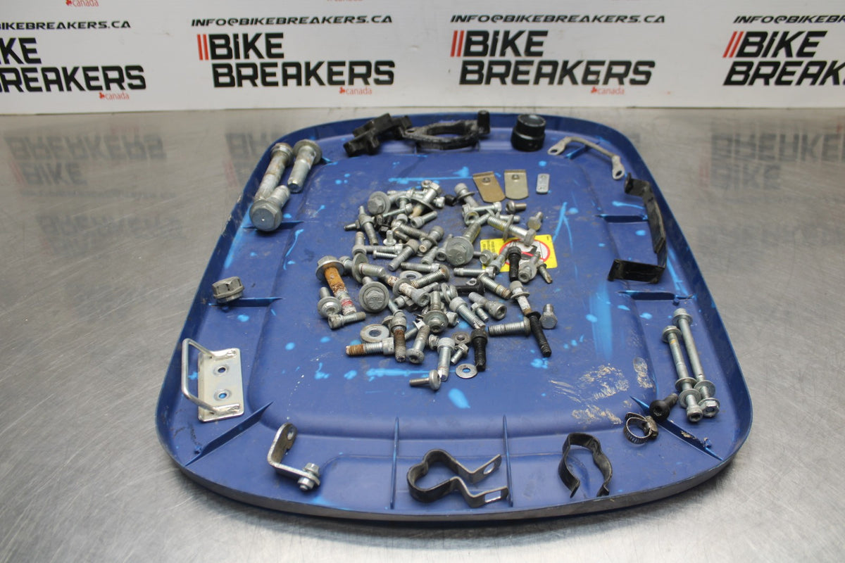 09 HARLEY-DAVIDSON SPORTSTER 1200 CUSTOM XL1200C MOUNTING BOLTS HARDWARE BB776
