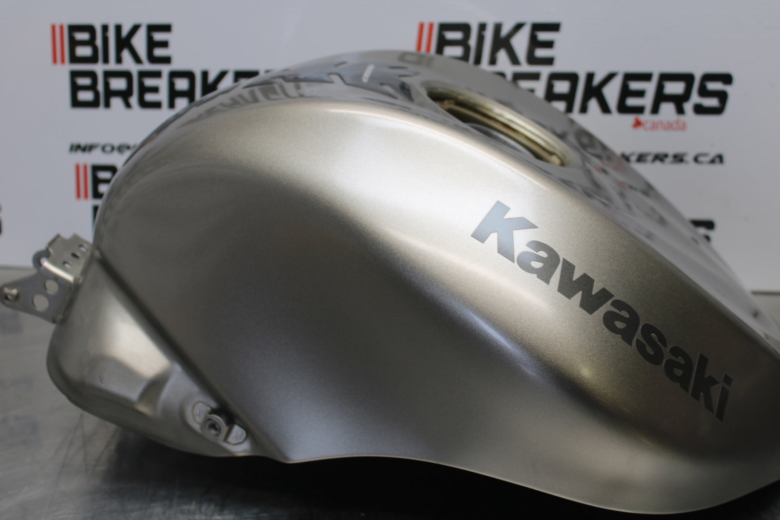 04-05 KAWASAKI NINJA ZX10R GAS TANK FUEL CELL PETROL RESERVOIR BB163