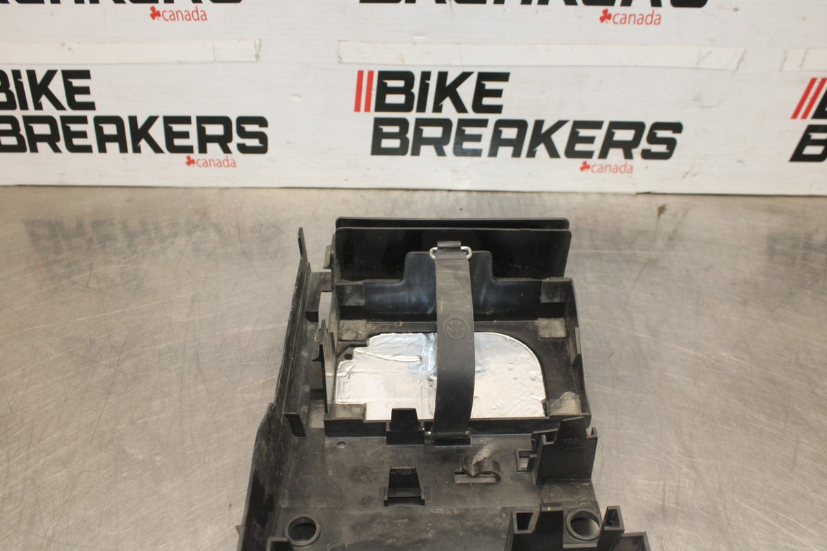 08-16 YAMAHA YZF R6 REAR BACK TAIL UNDERTAIL BATTERY TRAY PLASTIC BB929