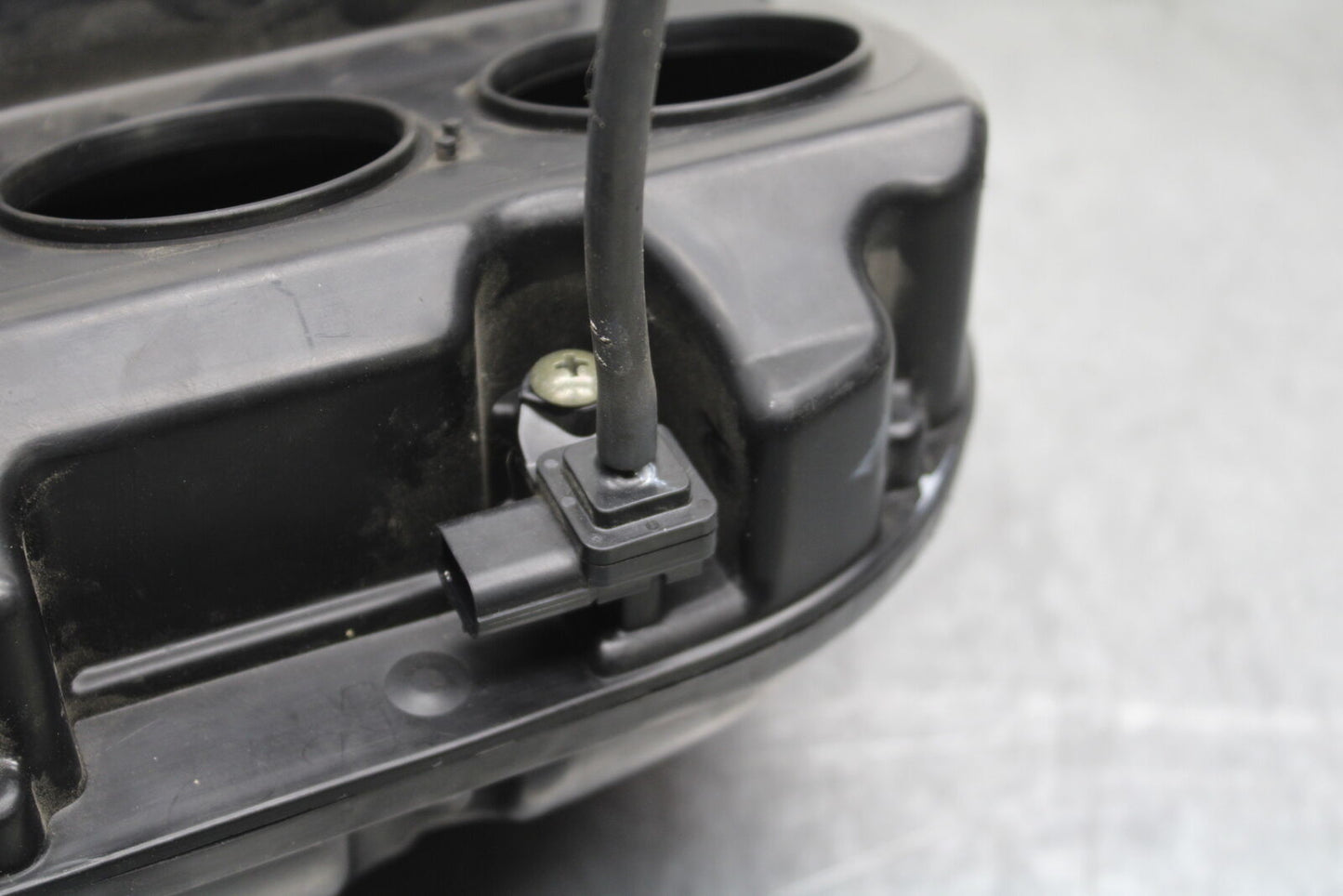 05-06 SUZUKI GSXR1000 AIRBOX AIR INTAKE FILTER BOX 13700-41G00 BB677