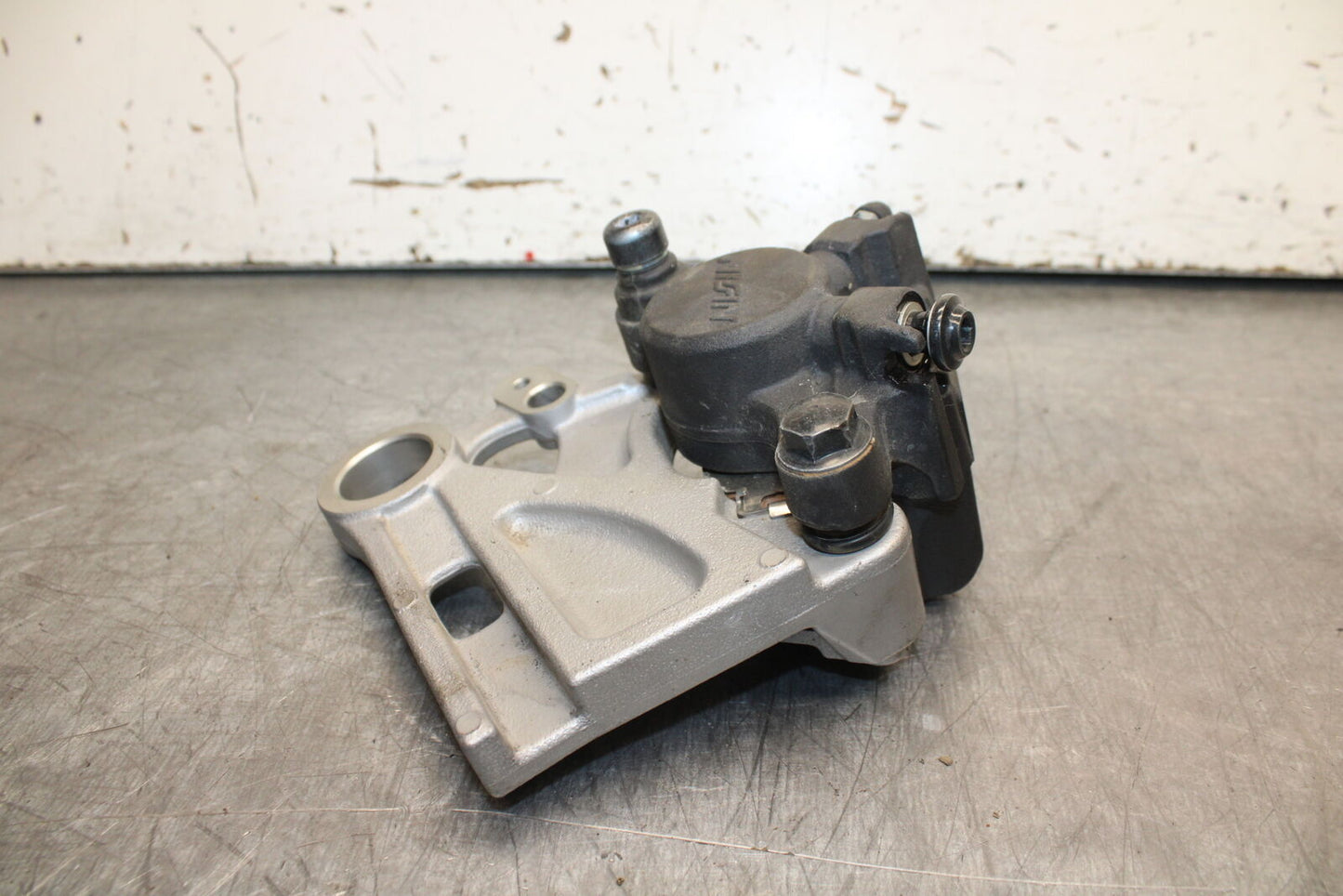 22-24 YAMAHA XSR900 REAR BACK BRAKE CALIPER W MOUNT BRACKET BB710
