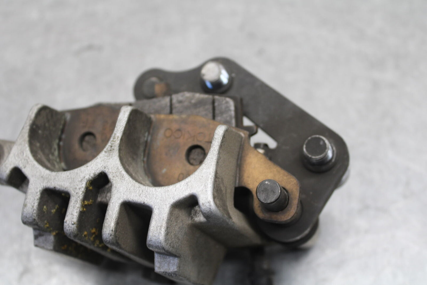 05-06 SUZUKI BOULEVARD M50 RIGHT FRONT BRAKE CALIPER 59100-33DB0-999 BB671