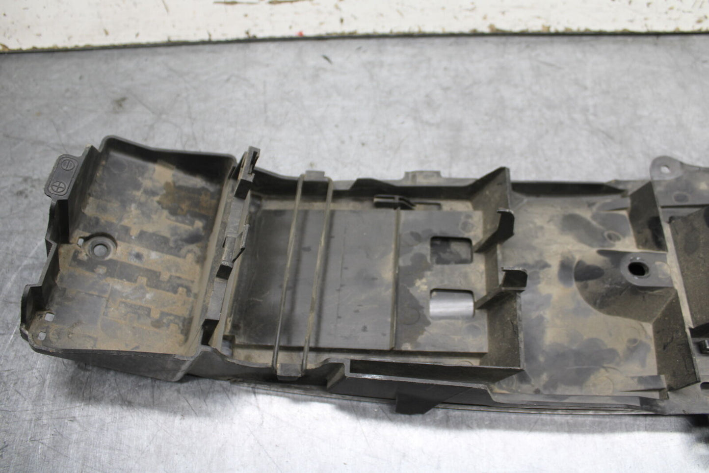 11-23 SUZUKI GSXR 750 REAR BACK TAIL UNDERTAIL BATTERY TRAY PLASTIC BB55