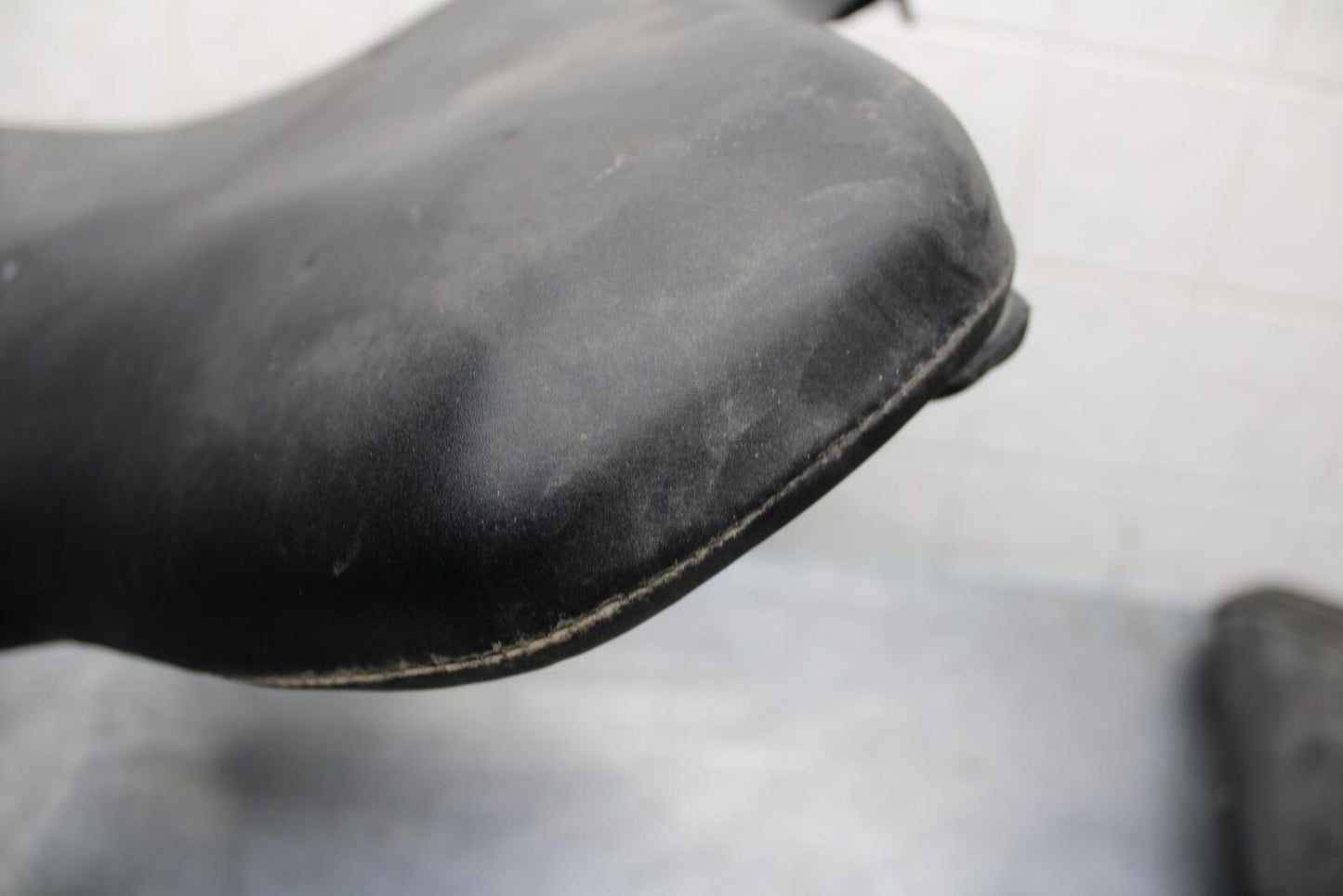 2006 Yamaha YZF R6 FRONT DRIVERS SEAT PAD SADDLE PILLION 2C0-24710-00-00 BB560