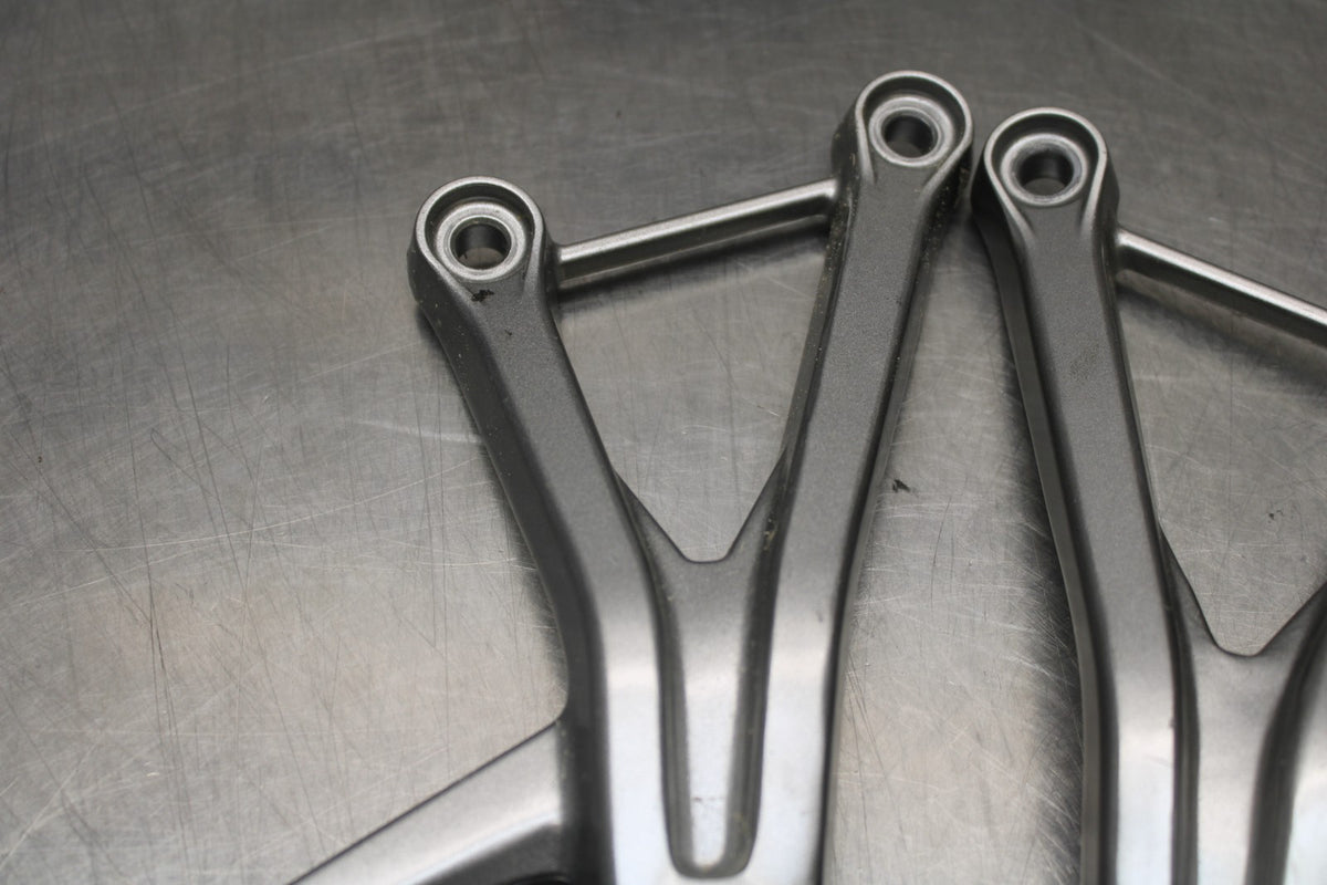 24-25 KAWASAKI NINJA ZX4R REAR BACK PASSENGER PEG SET PAIR BB827