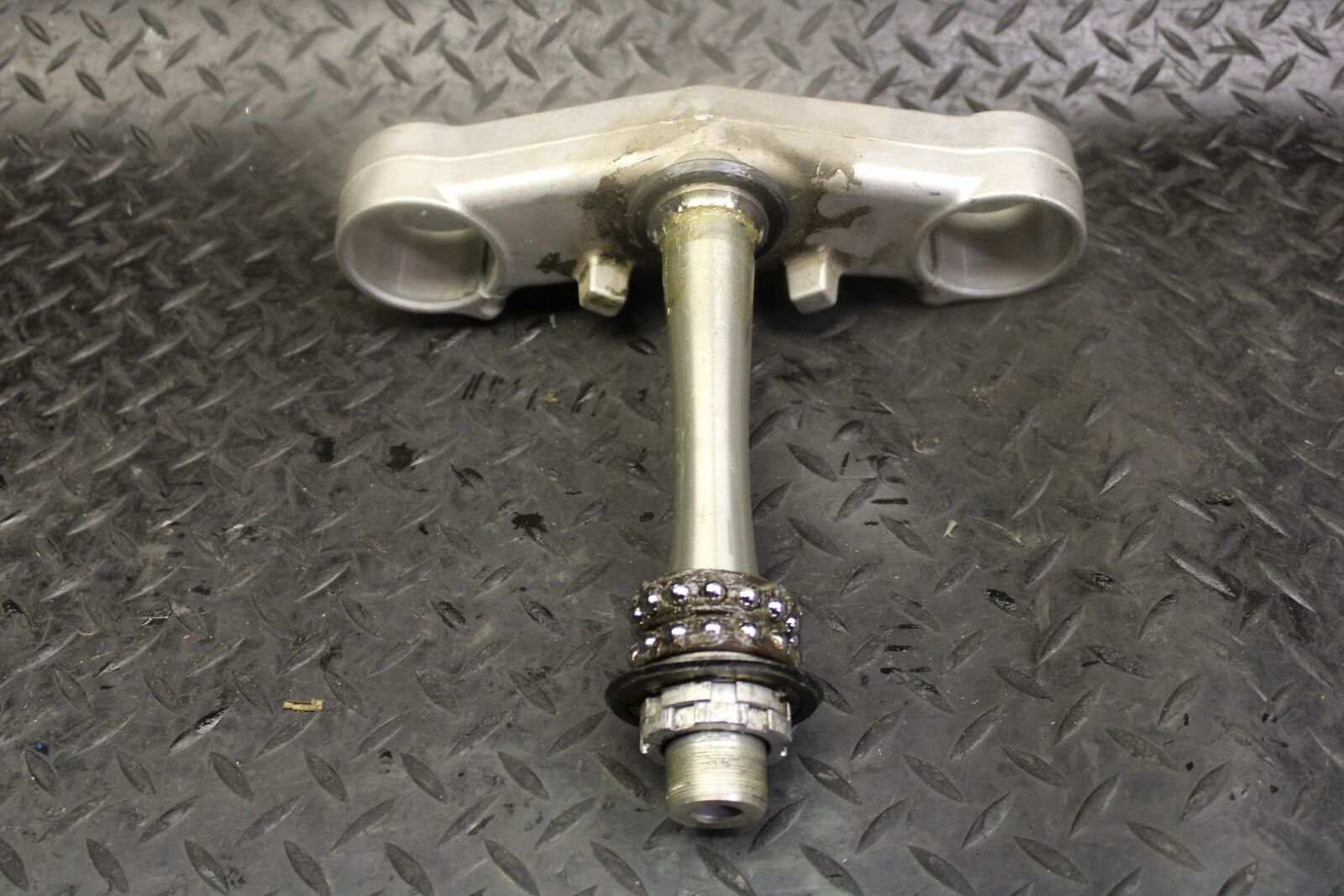 07 YAMAHA YZF R1 FRONT FORKS CLAMP LOWER TRIPLE TREE STEM BB191