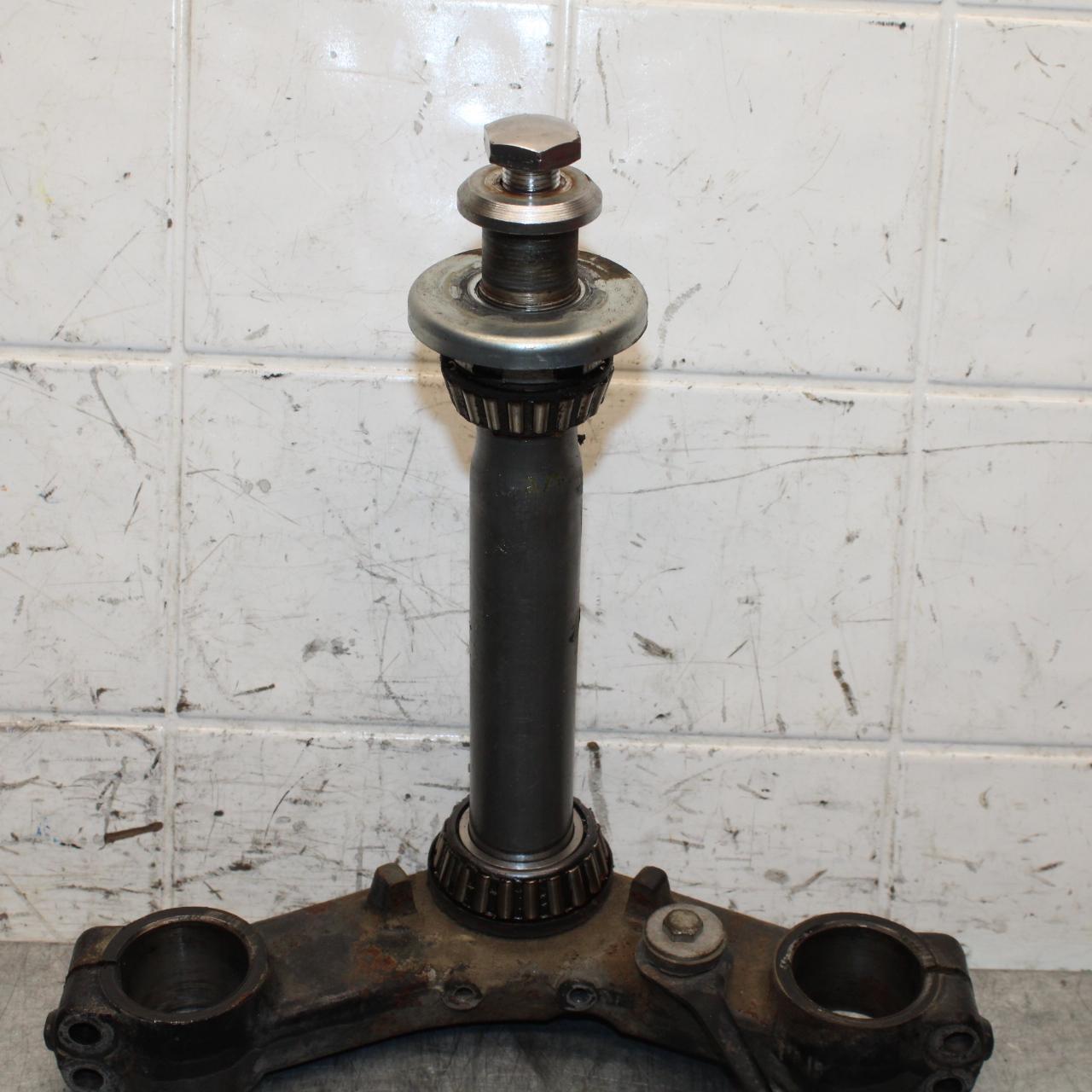 1977 Yamaha XS750 FRONT FORKS CLAMP LOWER TRIPLE TREE STEM 1J7-23340-02-33 BB554