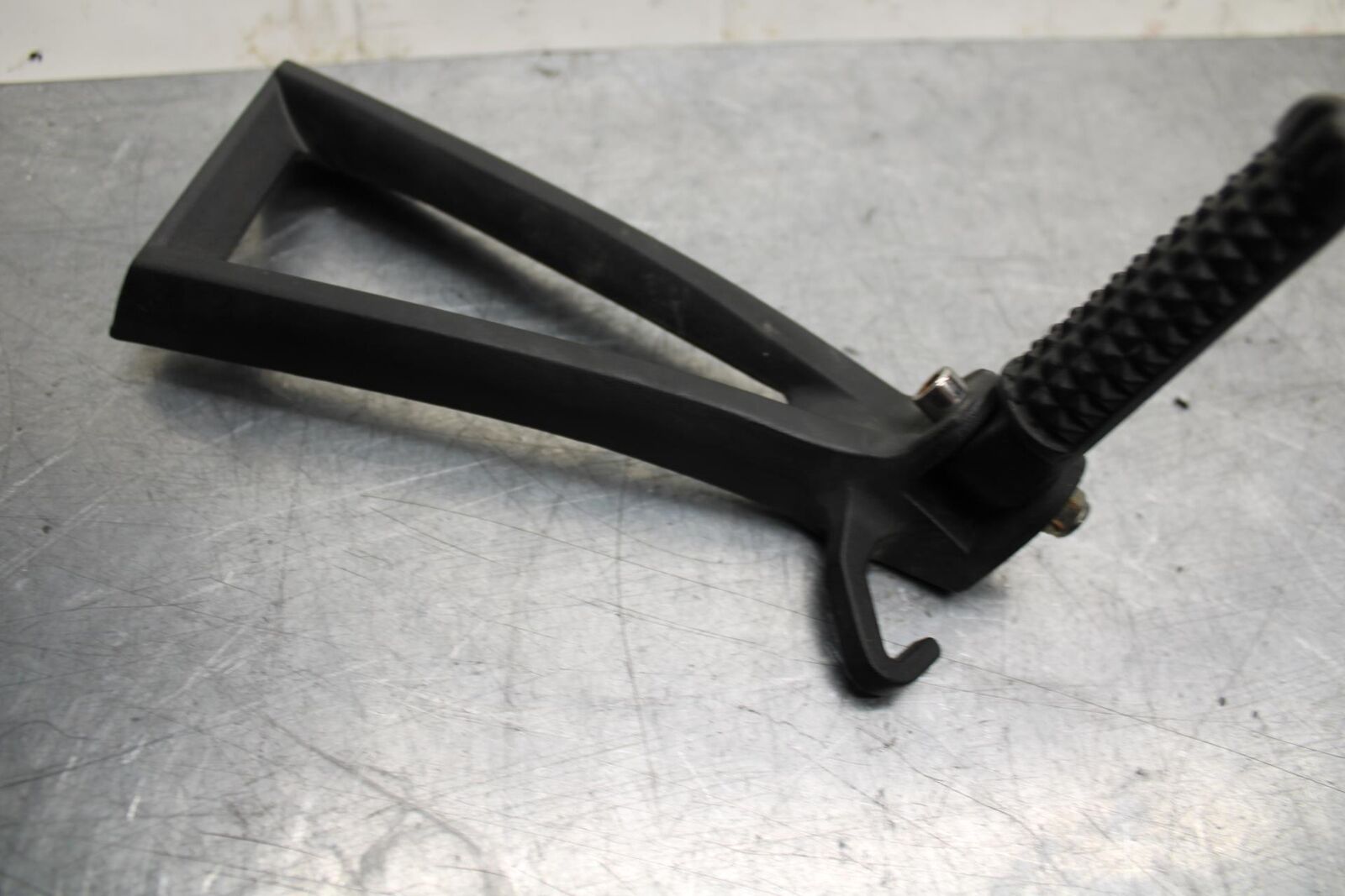 07 YAMAHA YZF R6 2c0 RIGHT REAR BACK PASSENGER PEG BB75