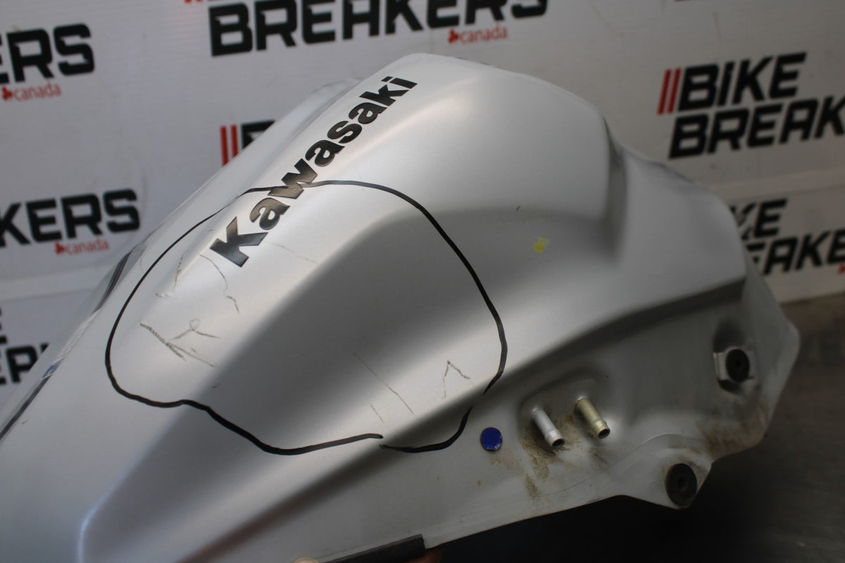 23-26 KAWASAKI NINJA ZX4RR GAS TANK FUEL CELL PETROL RESERVOIR BB898