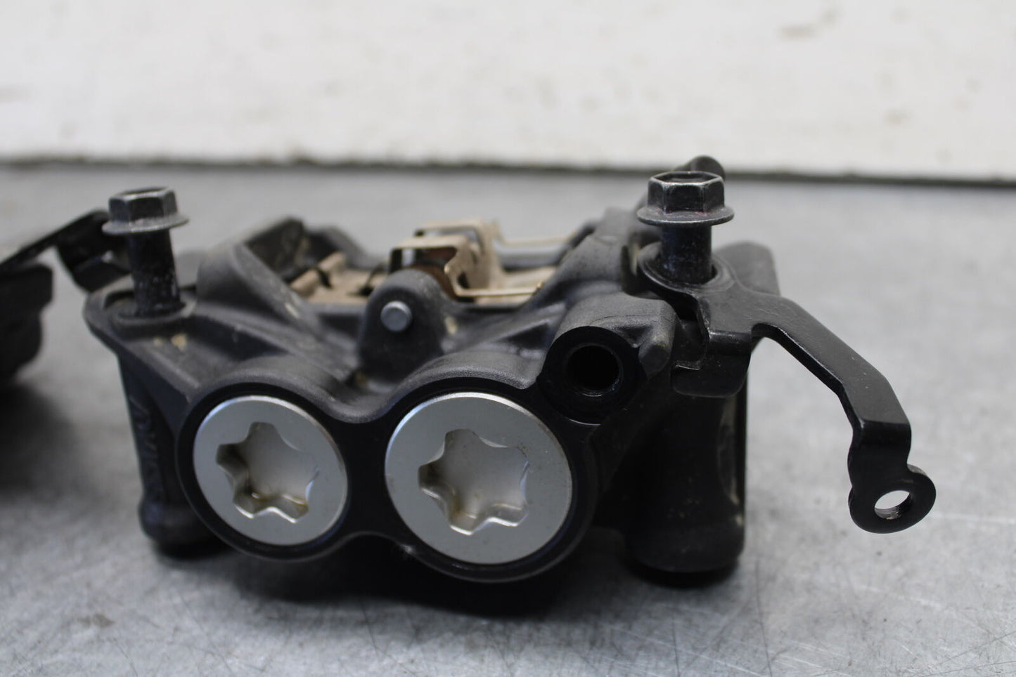22-24 YAMAHA XSR900 RIGHT LEFT FRONT BRAKE CALIPER SET PAIR CALIPERS BB683