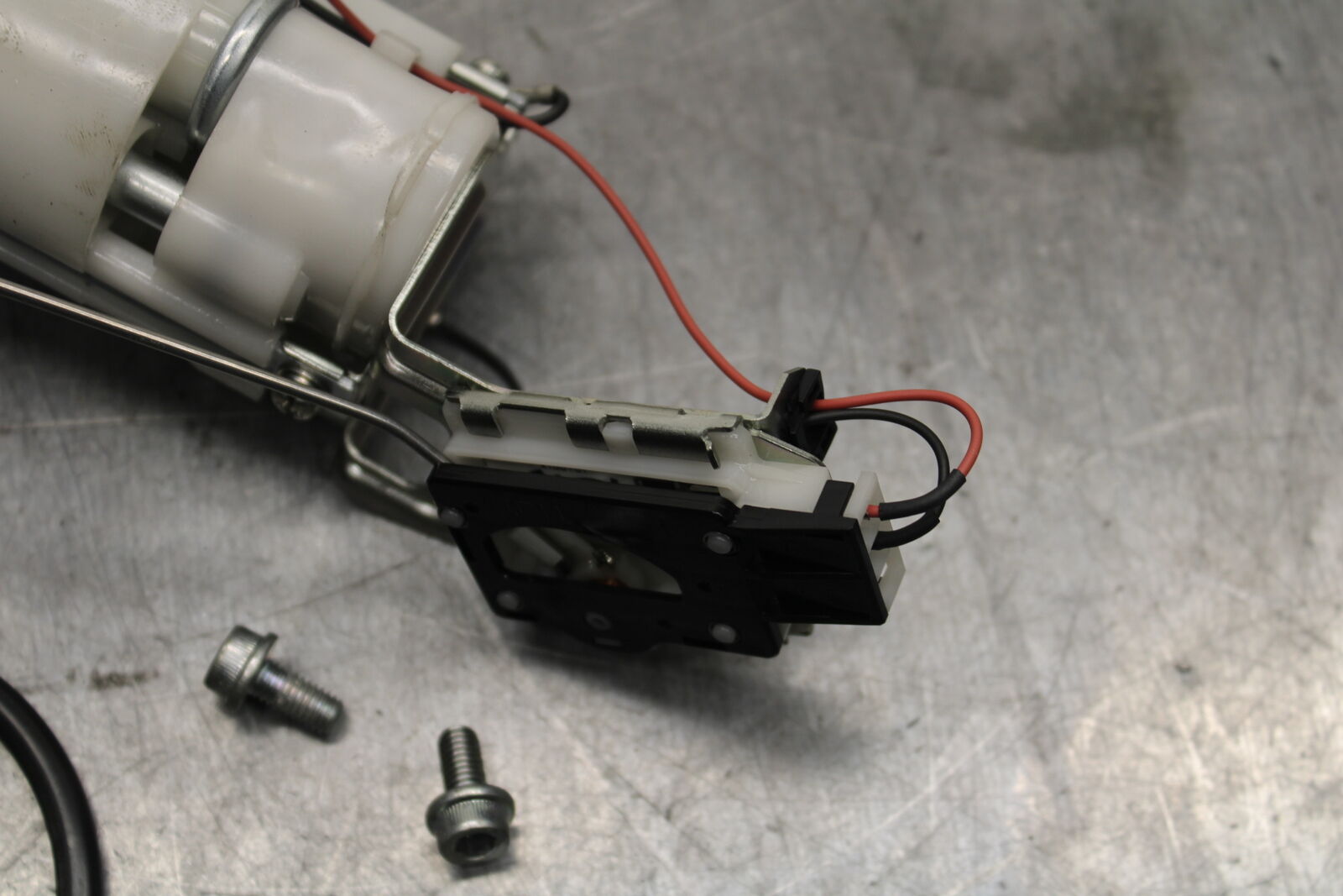 11-24 SUZUKI GSXR750 FUEL PUMP GAS PETROL SENDER UNIT 15100-14J01 BB714