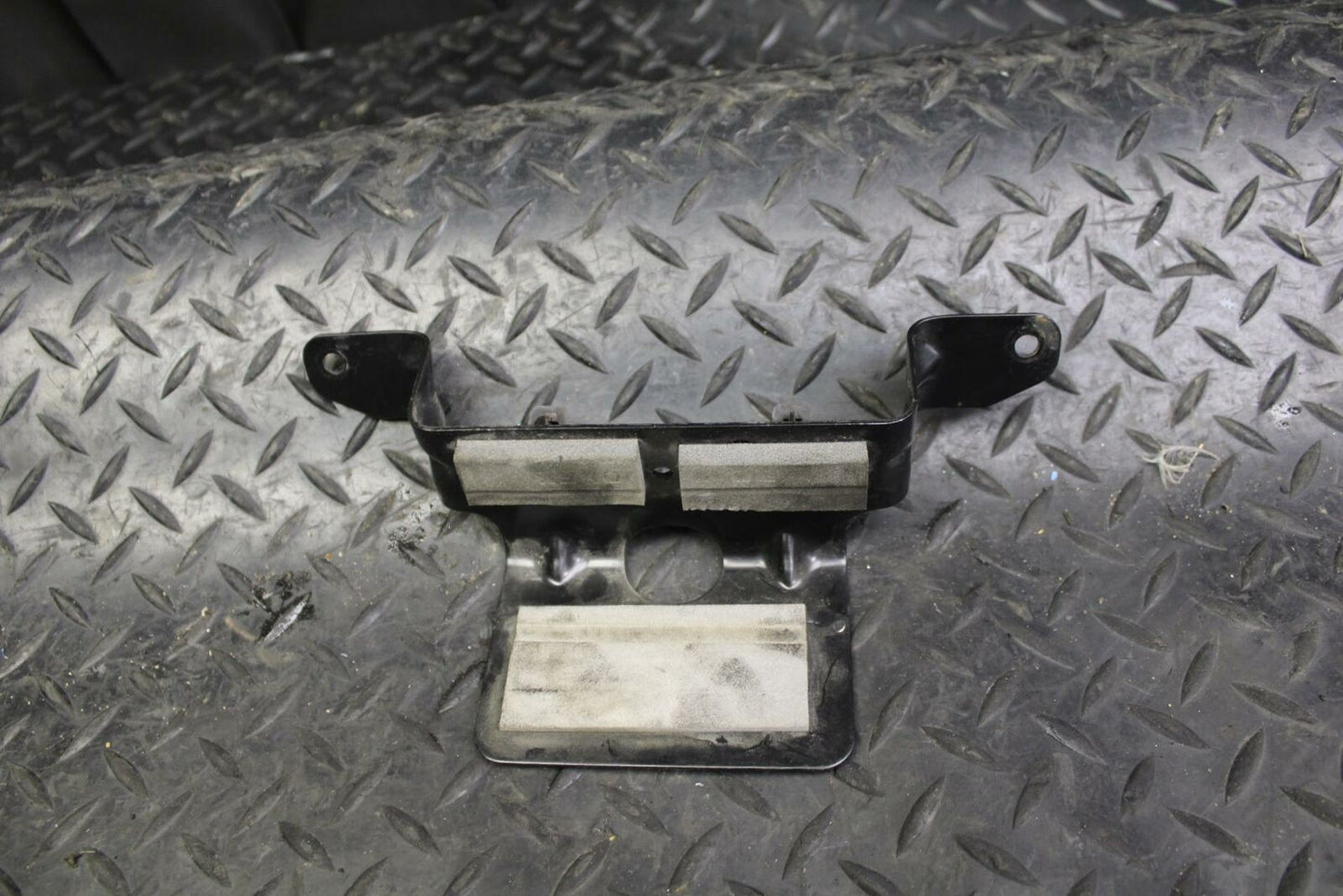 05-06 SUZUKI KATANA 750 GSX750F BATTERY HOLD DOWN CLAMP STRAP bb166