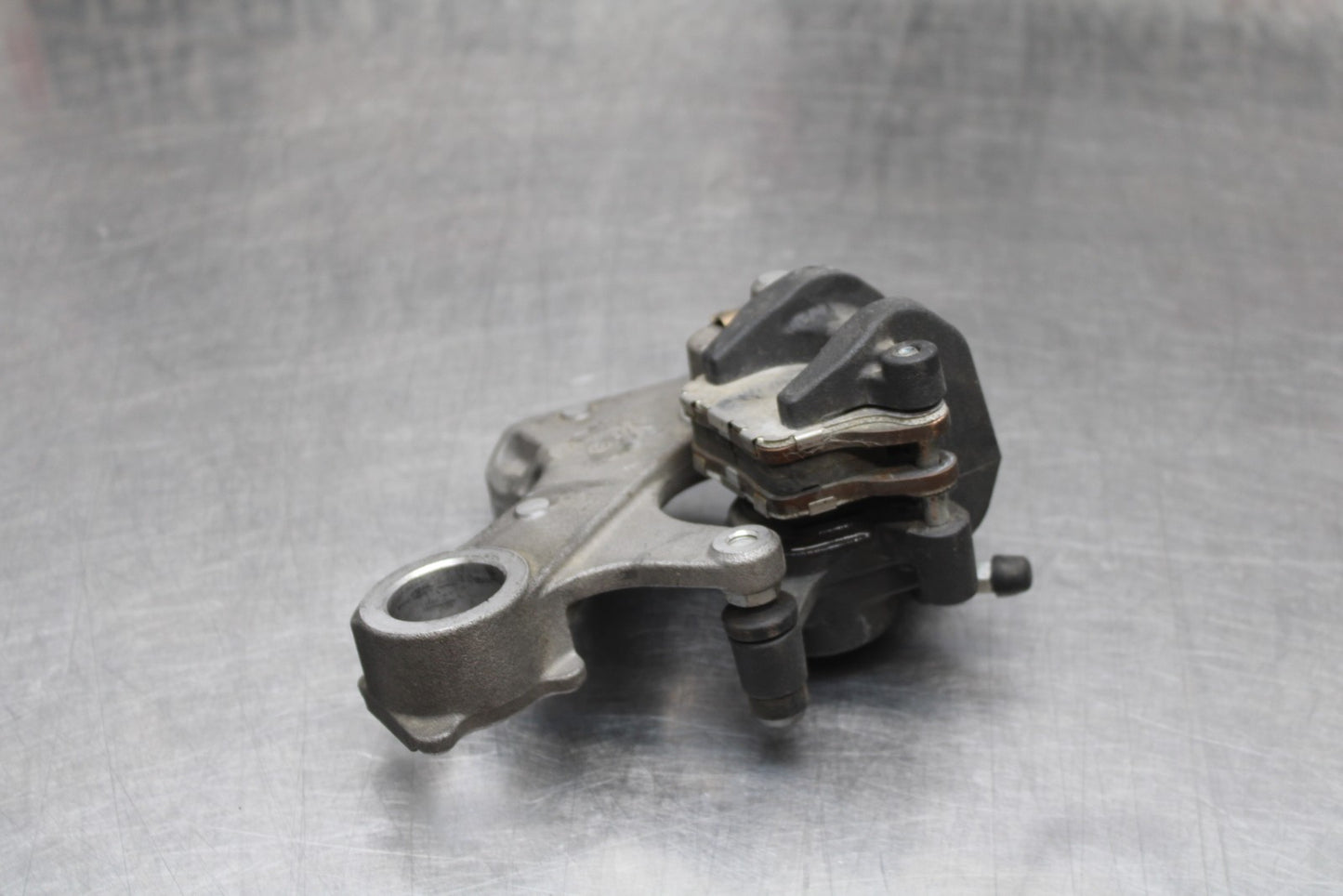 07 SUZUKI GSXR1000 REAR BACK BRAKE CALIPER W MOUNT BRACKET BB770