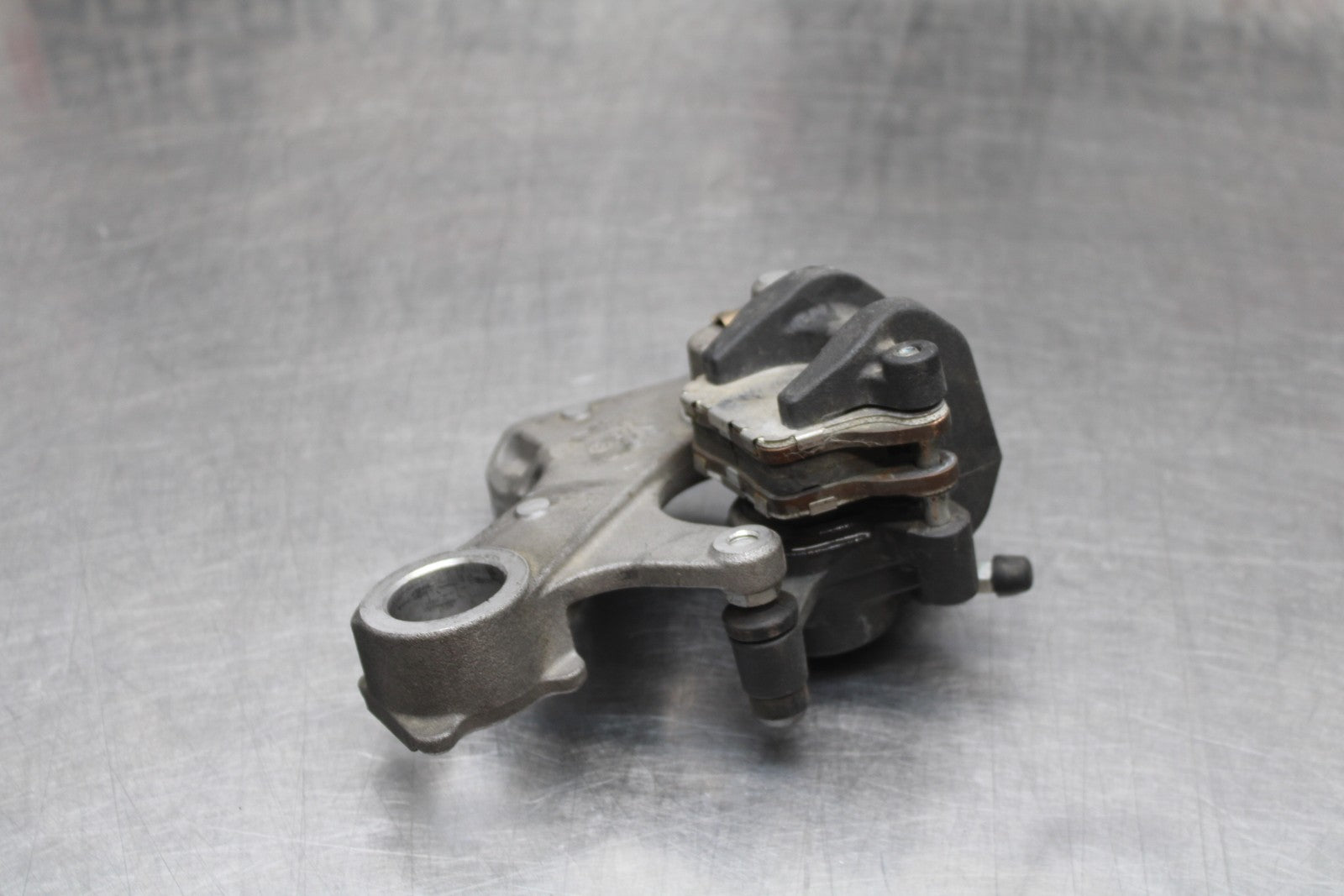 07 SUZUKI GSXR1000 REAR BACK BRAKE CALIPER W MOUNT BRACKET BB770