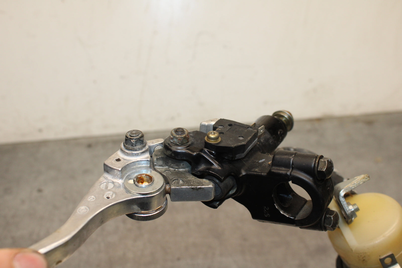 91-92 SUZUKI GSXR750 M  FRONT BRAKE MASTER CYLINDER w/ LEVER BB125