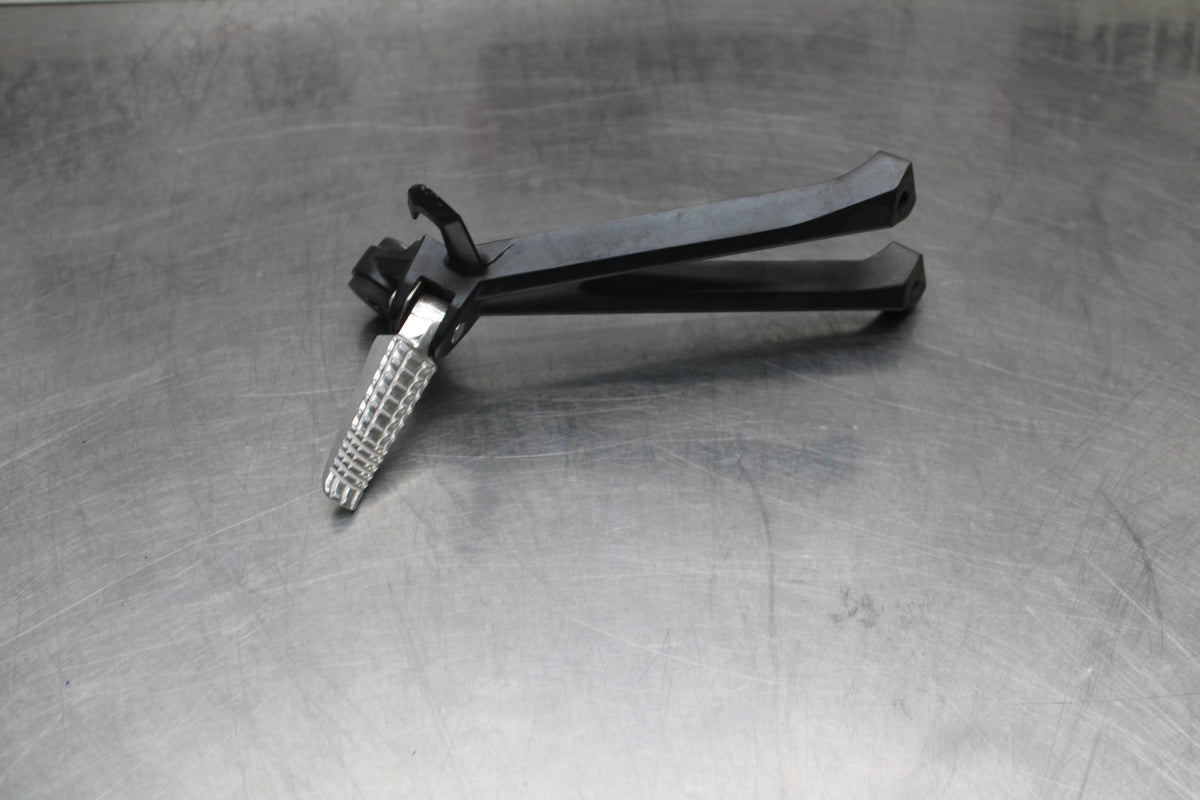 15-21 SUZUKI GSXR600 RIGHT REAR BACK PASSENGER PEG BB810
