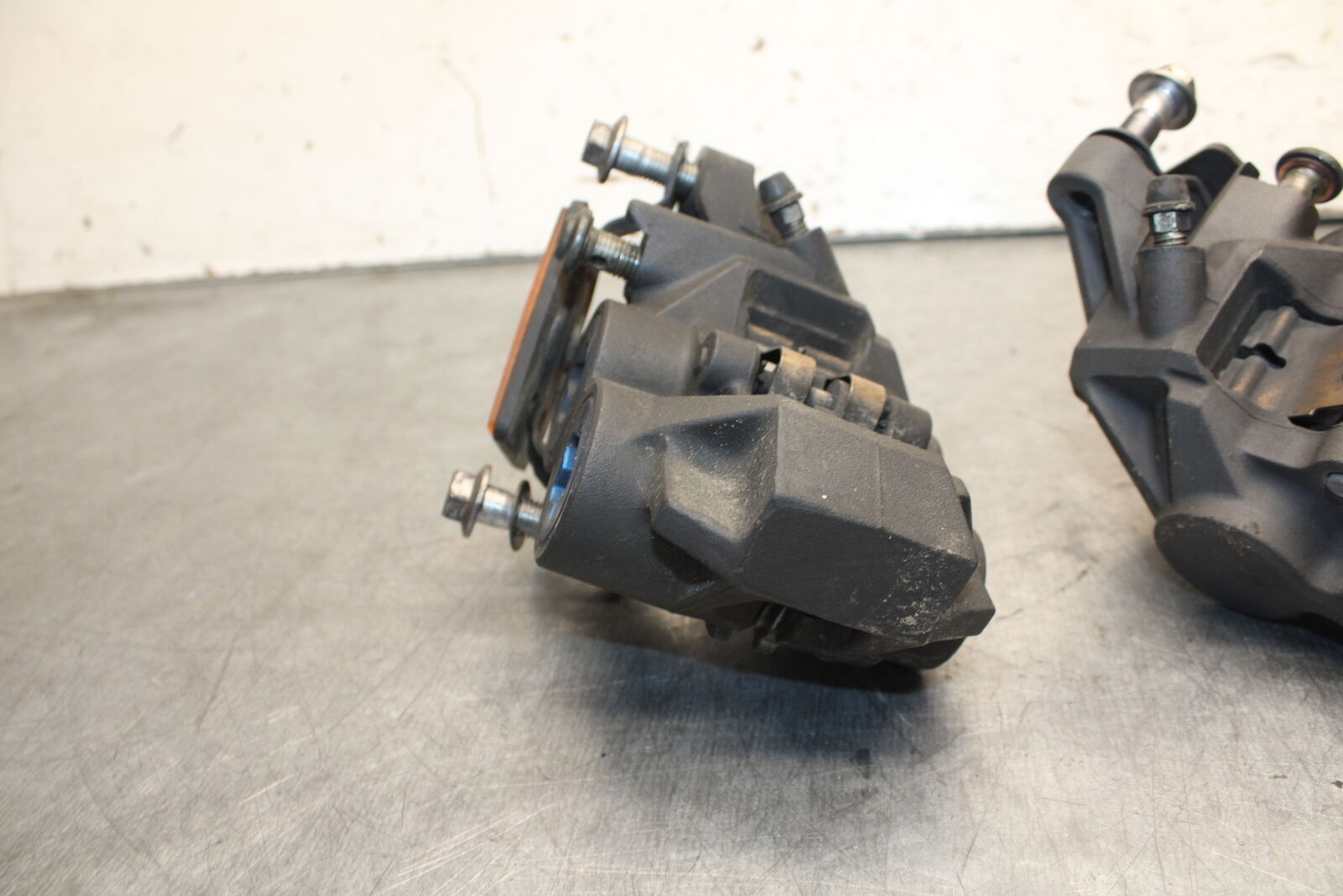 08-09 YAMAHA YZF R6S RIGHT LEFT FRONT BRAKE CALIPER SET PAIR CALIPERS  BB690