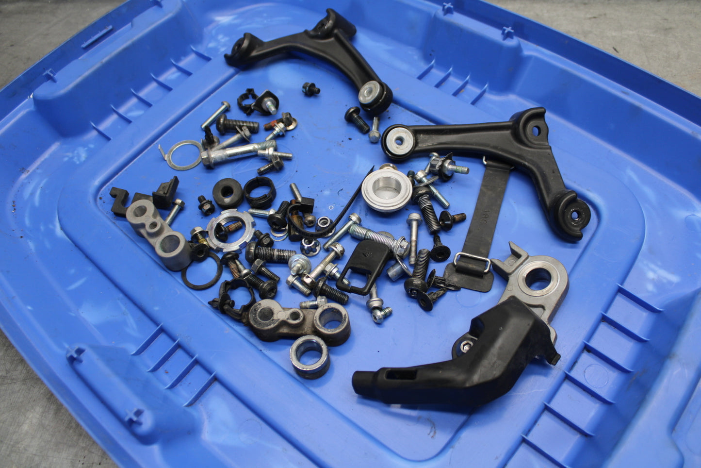 16-21 YAMAHA XSR900 MOUNTING BOLTS HARDWARE MOTOR SCREWS BB664