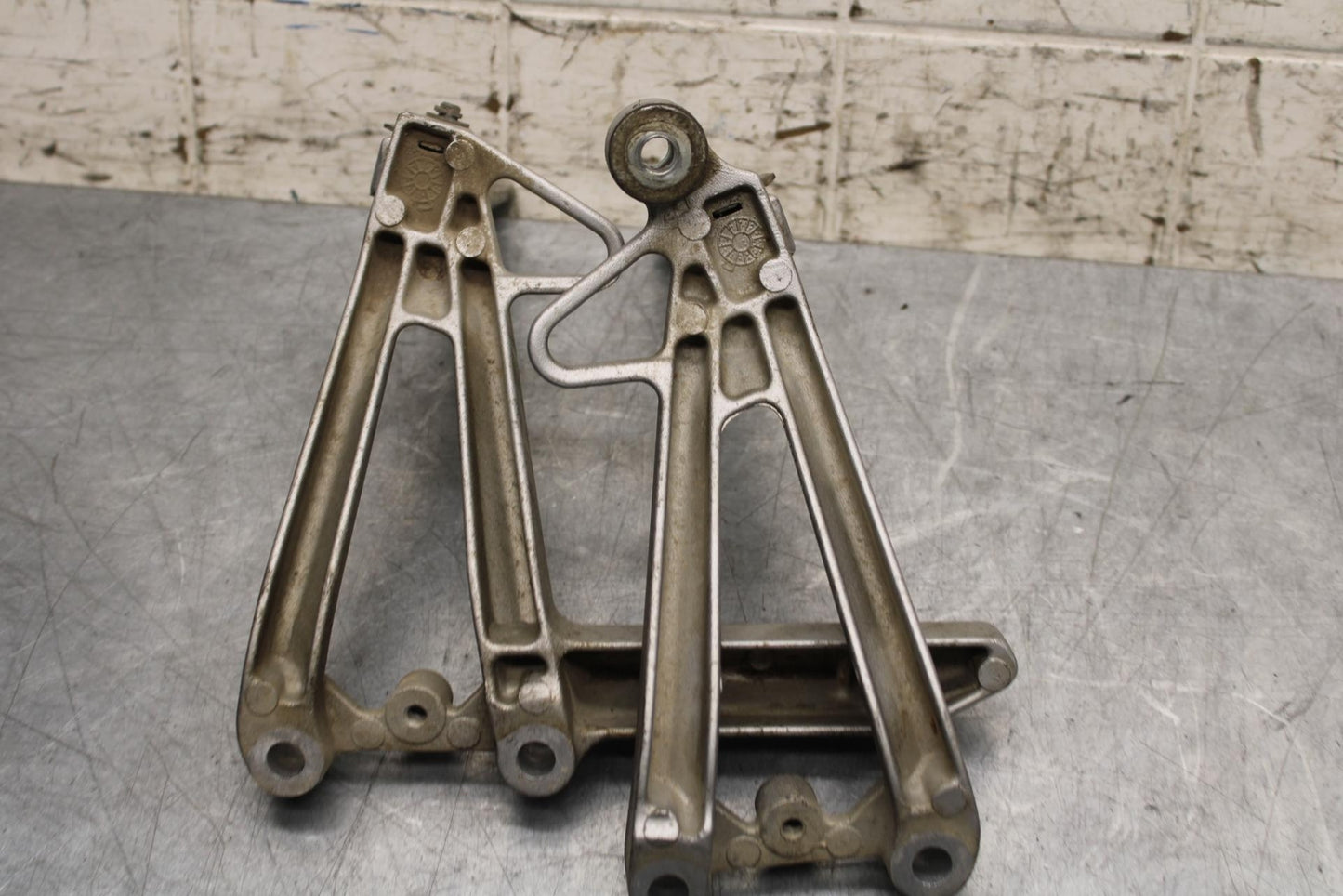 2006 Honda CBR600F4i REAR BACK PASSENGER PEG SET PAIR 50720-K26-305 BB567