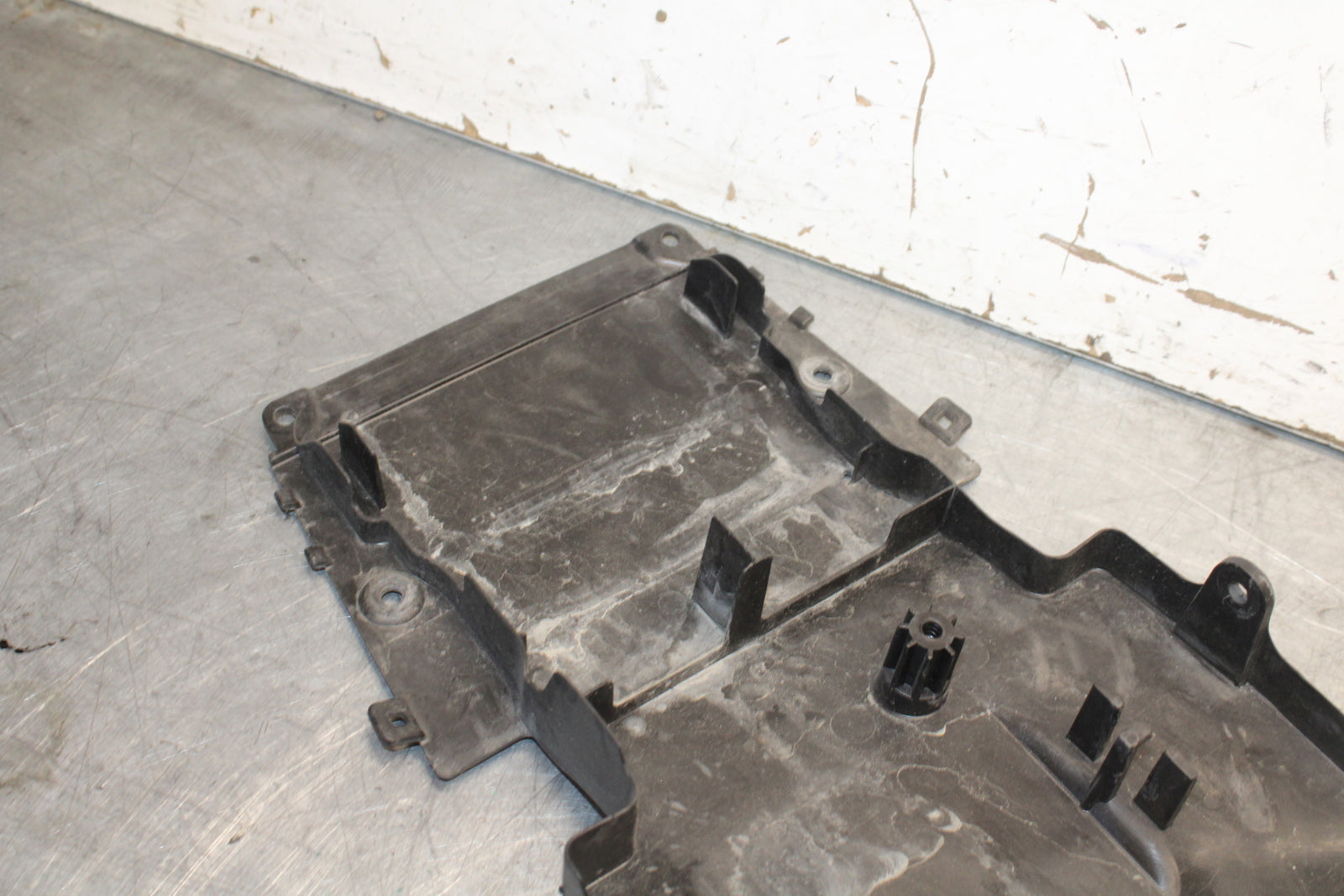 09-12 KAWASAKI NINJA ZX6R REAR BACK TAIL UNDERTAIL BATTERY TRAY PLASTIC BB698