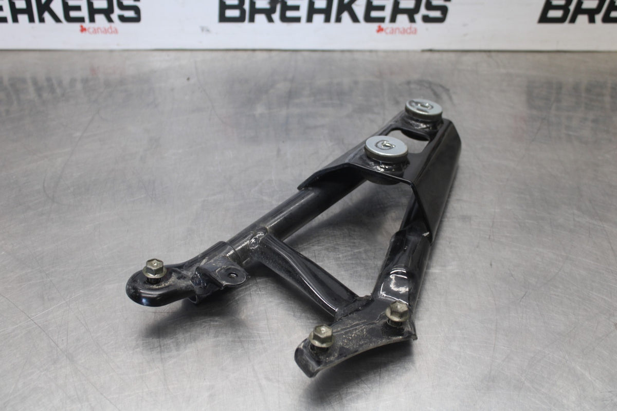 07 SUZUKI BOULEVARD M50 MUFFLER EXHAUST PIPE BRACKET MOUNT BB897