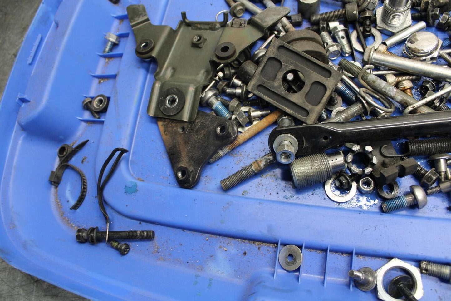 2007 Suzuki Boulevard M50 LEFTOVER MOUNTING BOLTS HARDWARE MOTOR SCREWS BB537