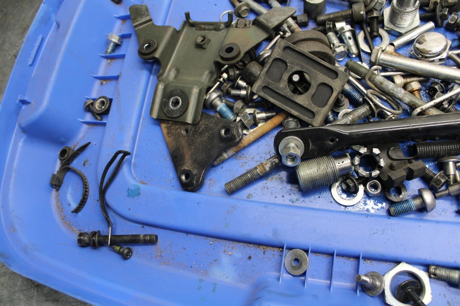2007 Suzuki Boulevard M50 LEFTOVER MOUNTING BOLTS HARDWARE MOTOR SCREWS BB537
