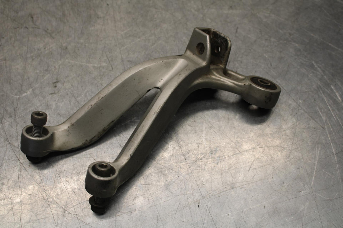 01 SUZUKI GSXR1000 RIGHT REAR BACK PASSENGER PEG BRACKET BB100