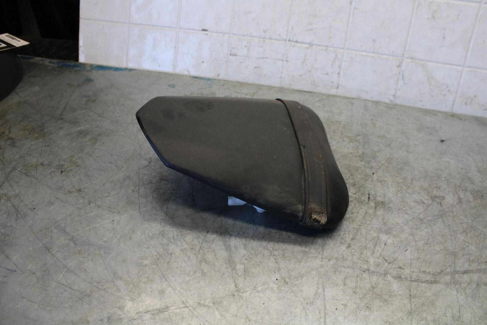 08-16 YAMAHA YZF R6 REAR BACK PASSENGER TANDEM SEAT PAD SADDLE PILLION BB431