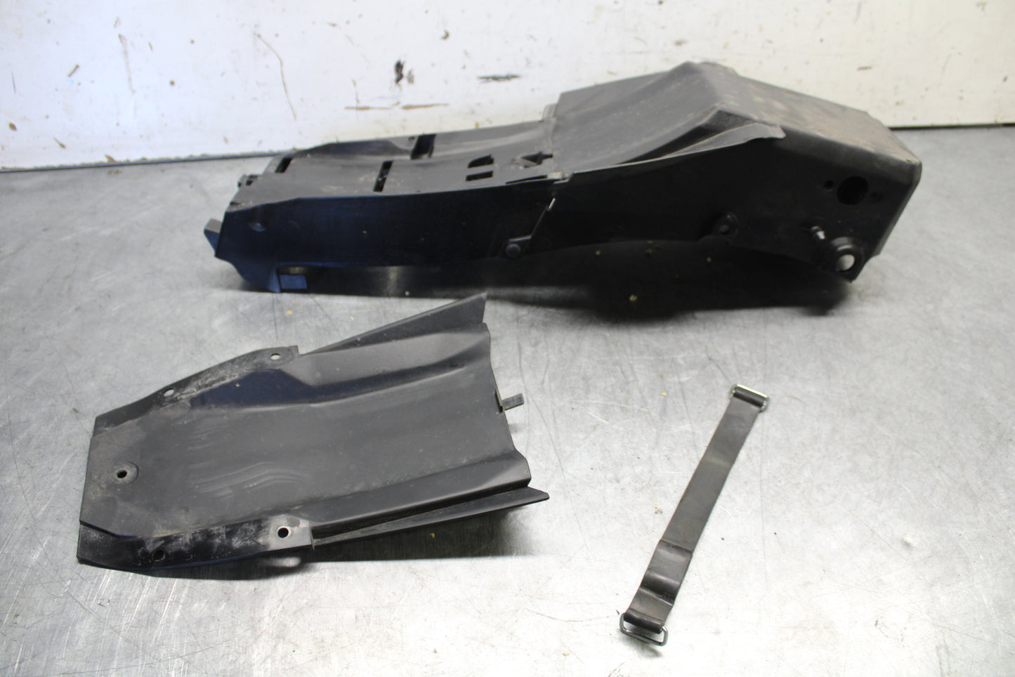 21-24 YAMAHA MT-07 REAR BACK TAIL UNDERTAIL BATTERY TRAY PLASTIC BB662