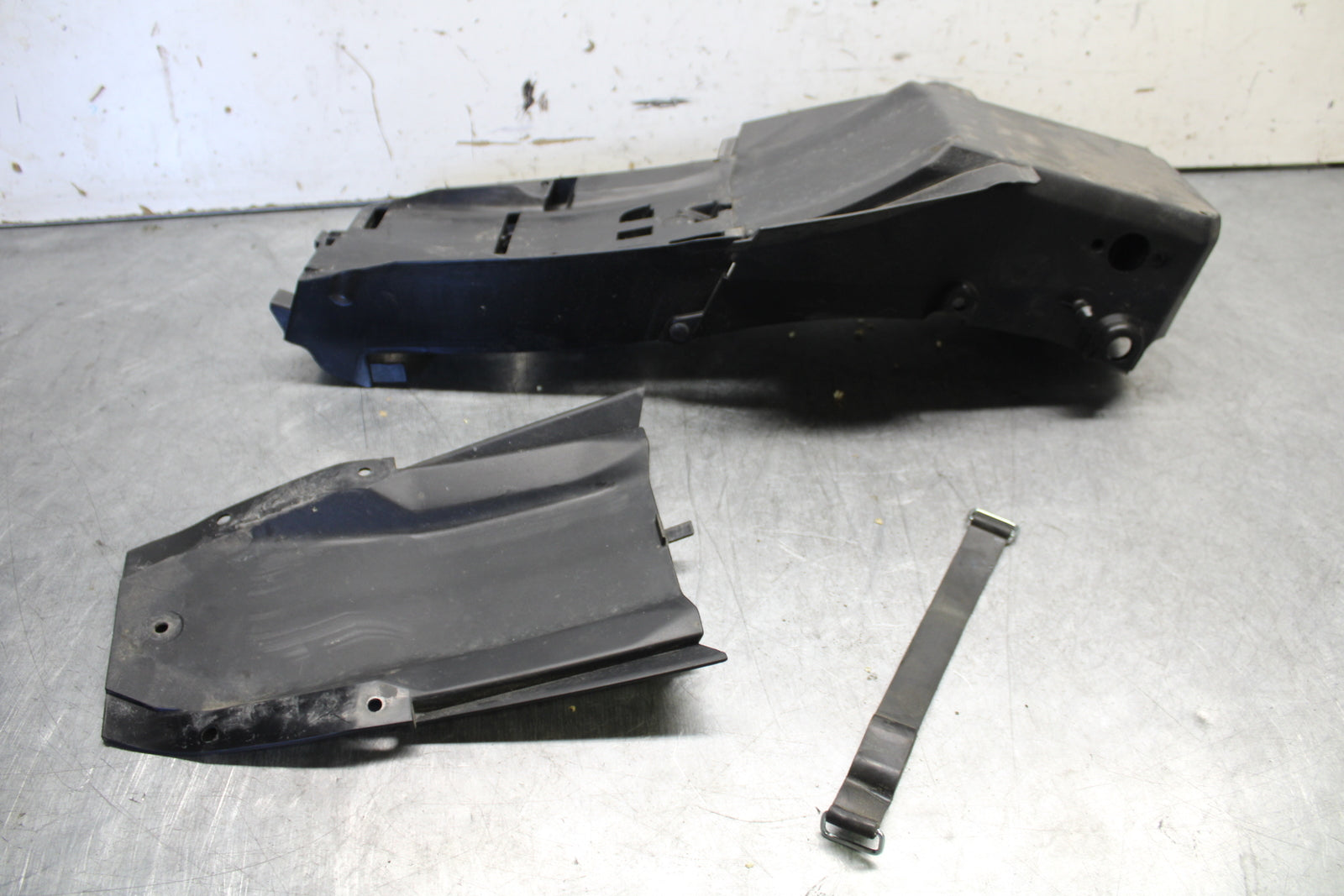 21-24 YAMAHA MT-07 REAR BACK TAIL UNDERTAIL BATTERY TRAY PLASTIC BB662