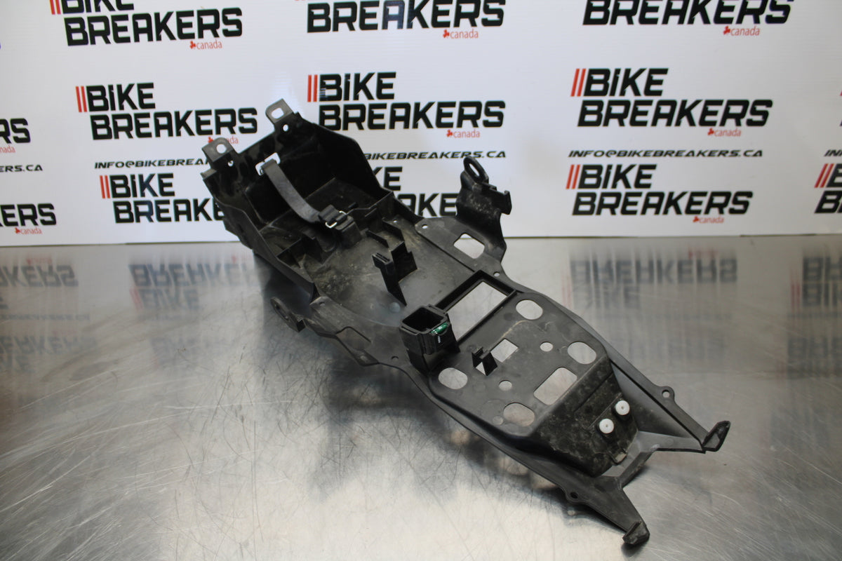 23 YAMAHA YZF R3 REAR BACK TAIL UNDERTAIL BATTERY TRAY PLASTIC BB147