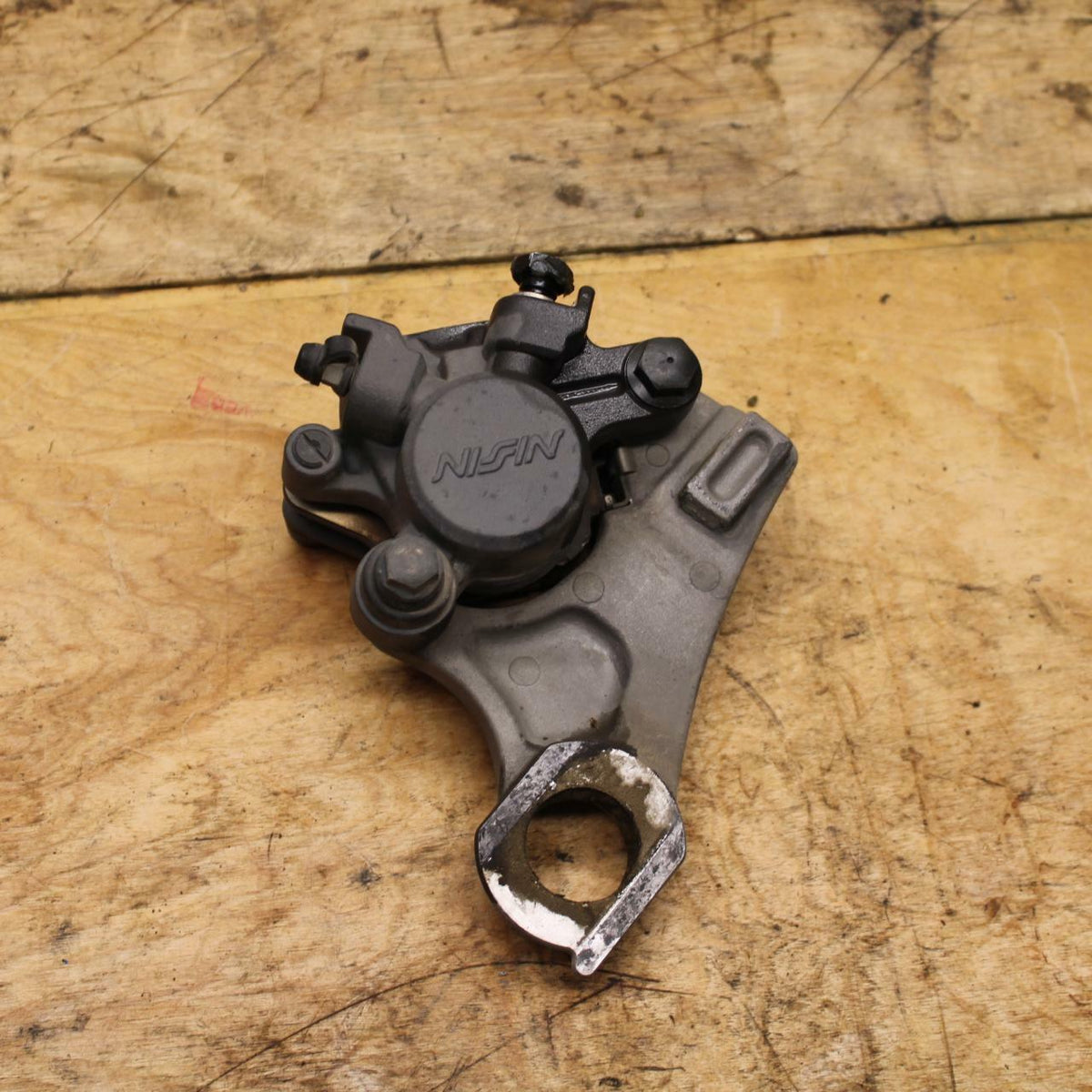 07-08 YAMAHA YZF R1 REAR BACK BRAKE CALIPER W MOUNT BRACKET BB337
