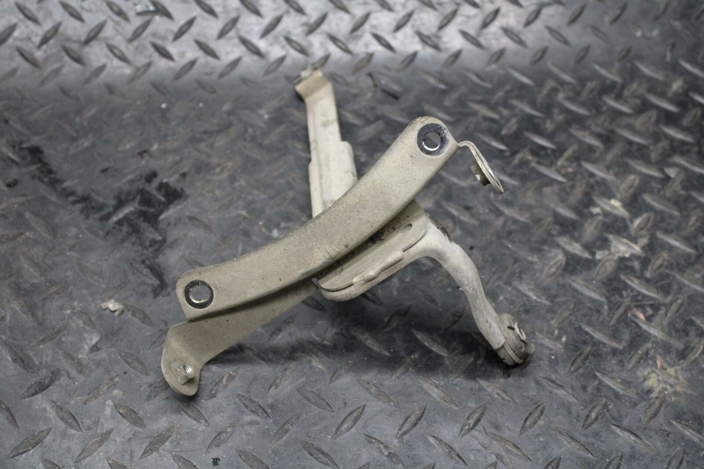 09-11 SUZUKI GSXR1000 OIL COOLER MOUNTING BRACKET MOUNT SUPPORT BB205