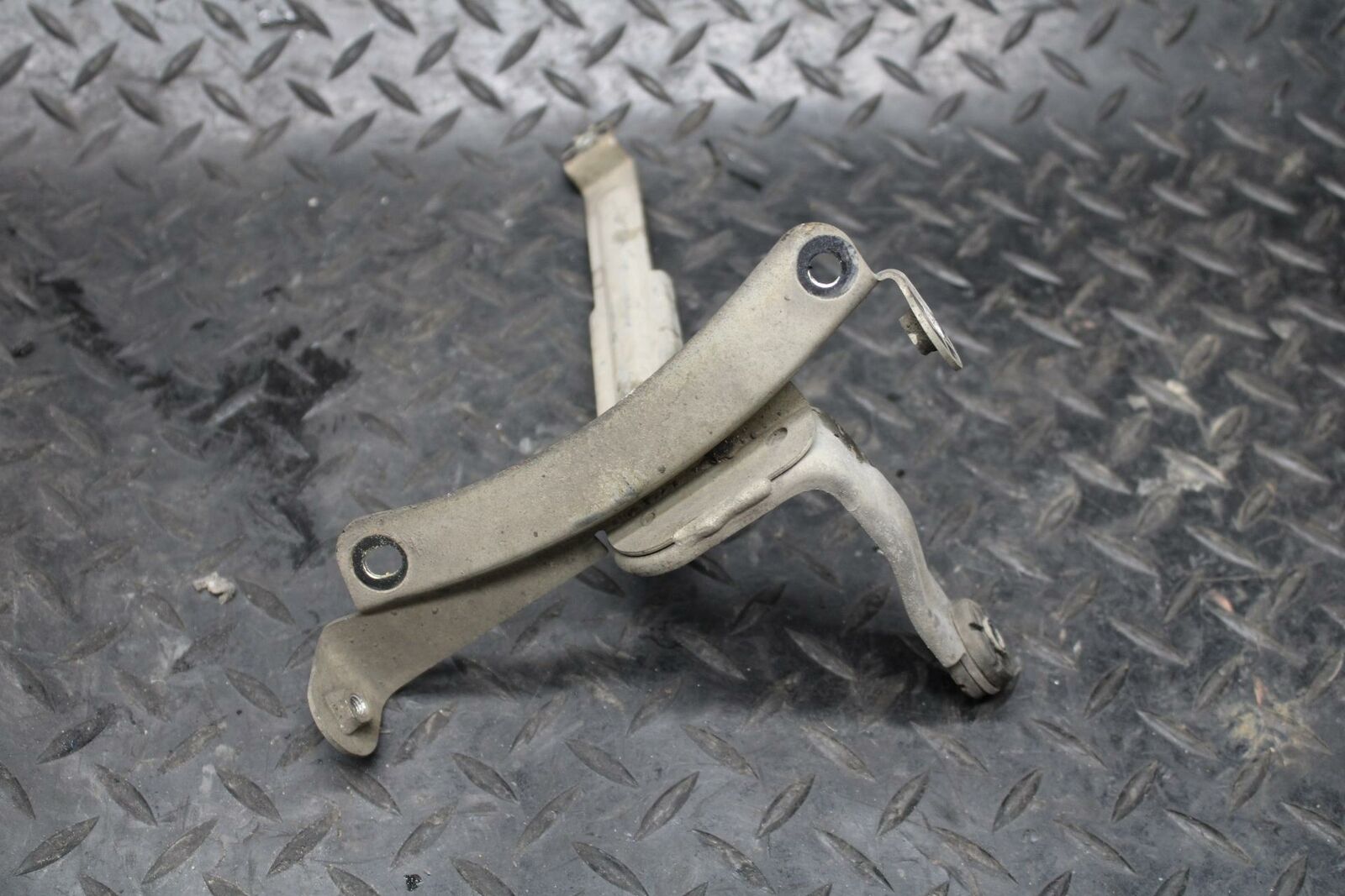 09-11 SUZUKI GSXR1000 OIL COOLER MOUNTING BRACKET MOUNT SUPPORT BB205