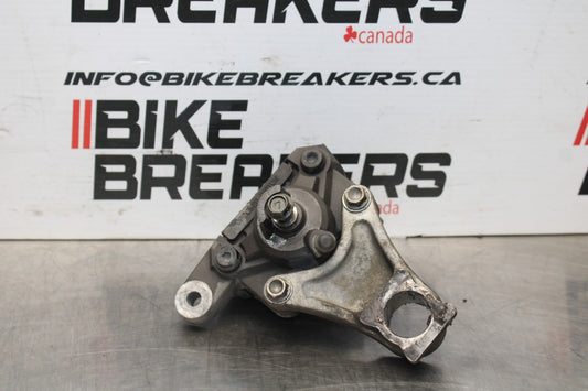 00 SUZUKI GSXR750 REAR BACK BRAKE CALIPER W MOUNT BRACKET BB820
