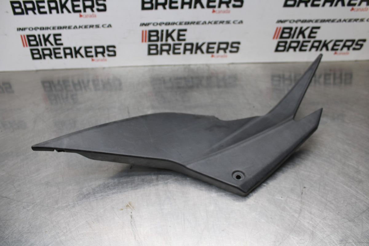 09 KAWASAKI NINJA 250R LEFT FRONT SIDE SEAT SADDLE PANEL TRIM COWL FAIRING BB824
