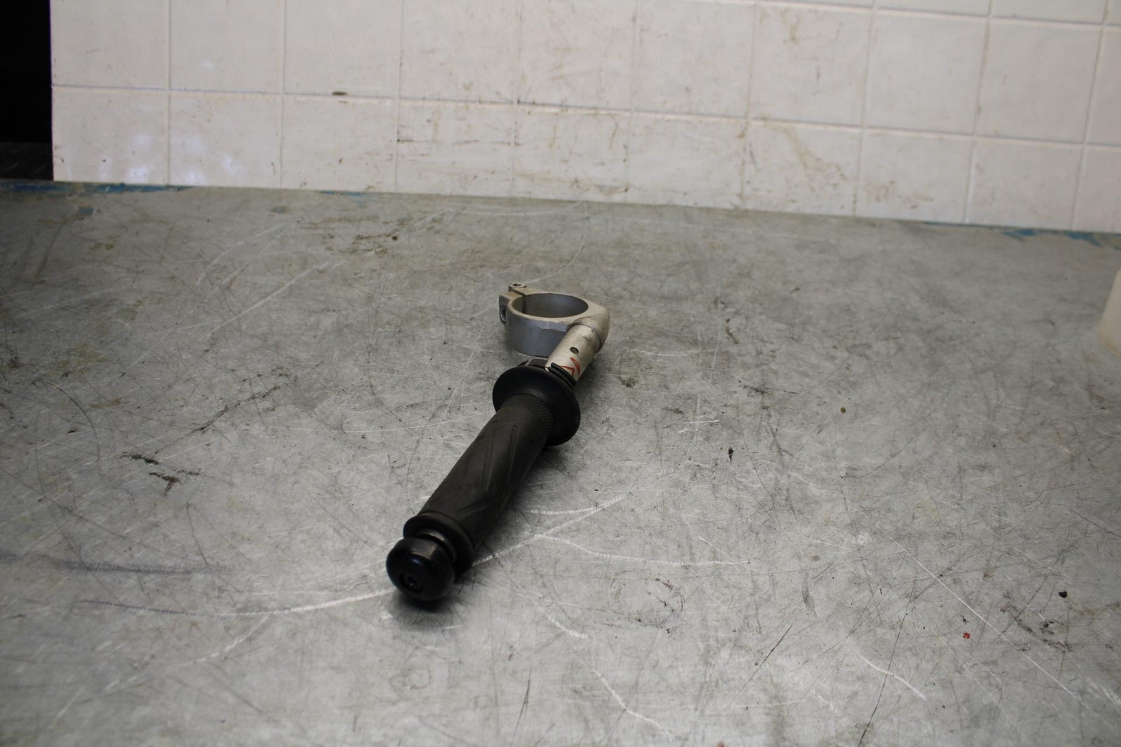 04-06 YAMAHA YZF R1 RIGHT CLIP ON HANDLEBAR BB432