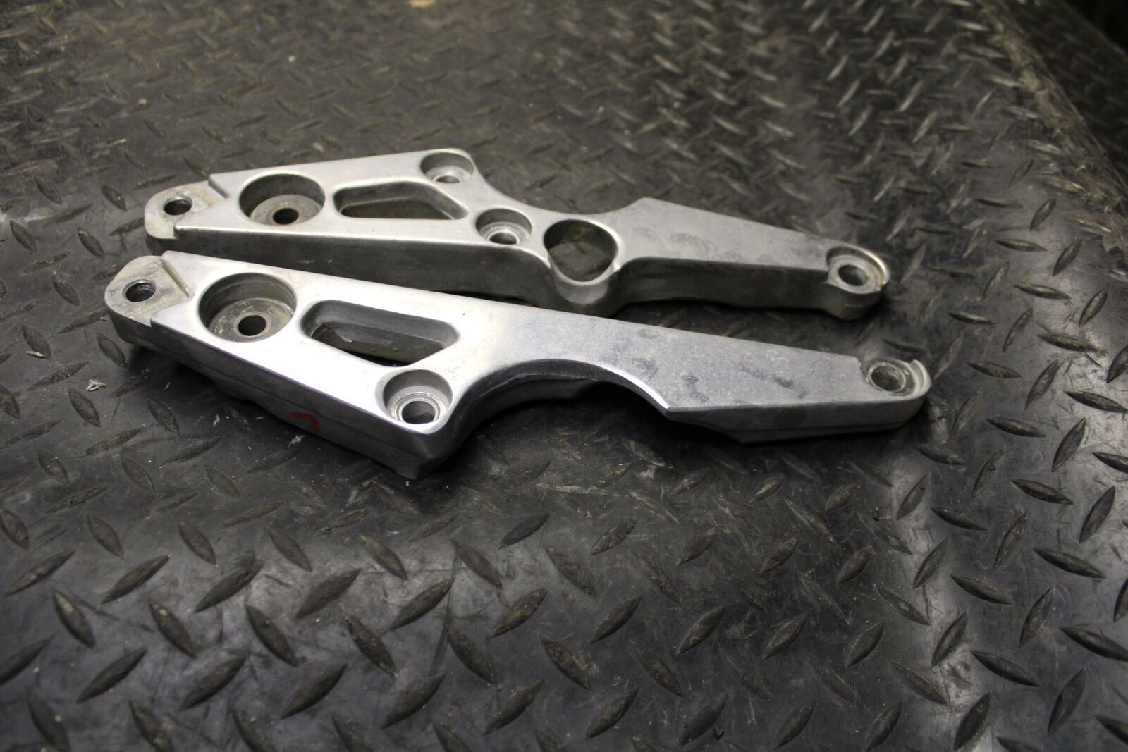 80-81 YAMAHA XS1100 SPECIAL SUPPORT FOOT RESTS PEGS STEPS SET PAIR BB174
